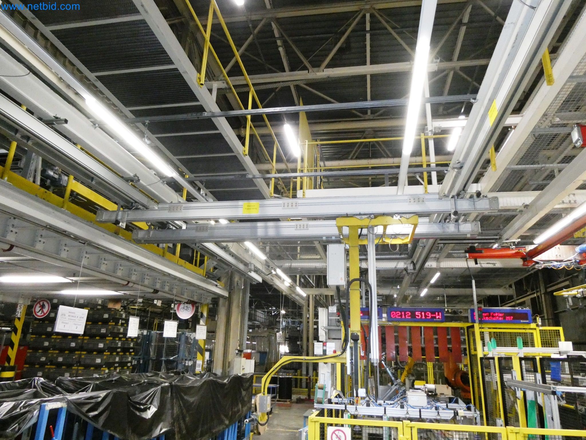 Roboty, svařovací zařízení a montážní příslušenství z automobilového průmyslu-5