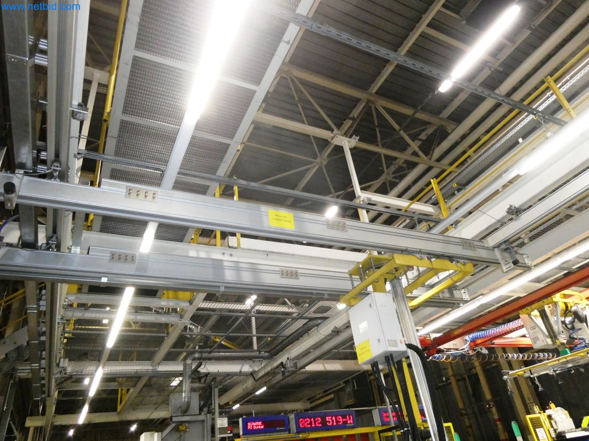 Roboty, svařovací zařízení a montážní příslušenství z automobilového průmyslu-6