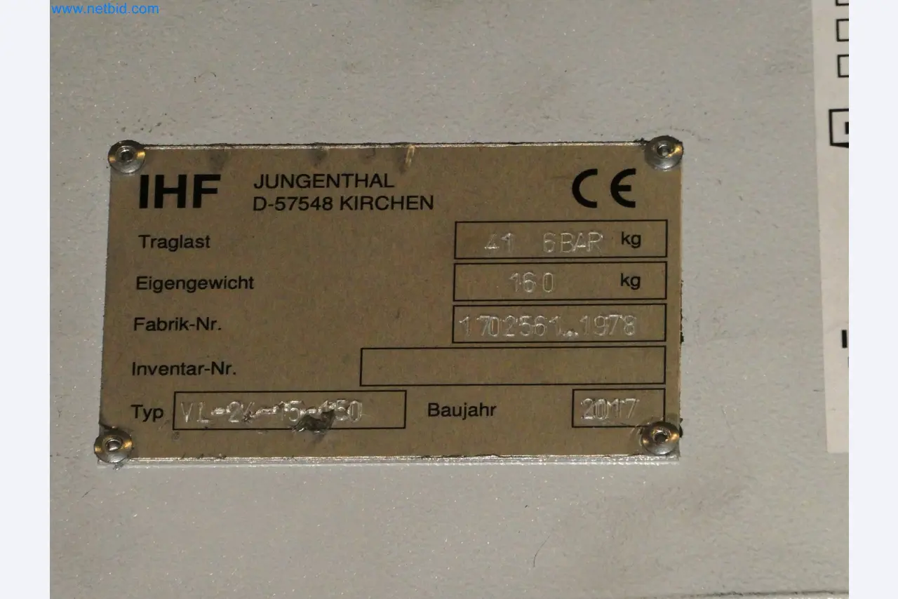 Roboty, svařovací zařízení a montážní příslušenství z automobilového průmyslu-7