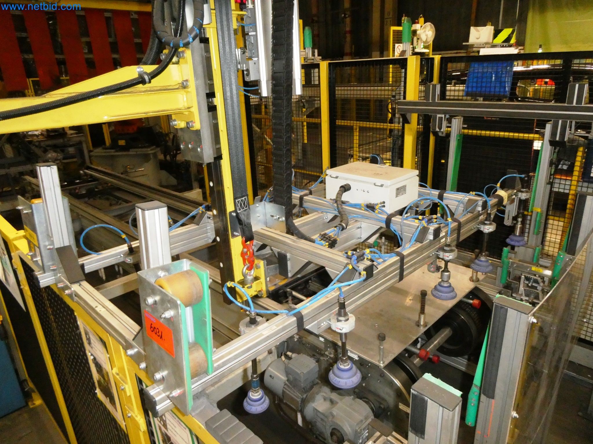 Roboty, svařovací zařízení a montážní příslušenství z automobilového průmyslu-8