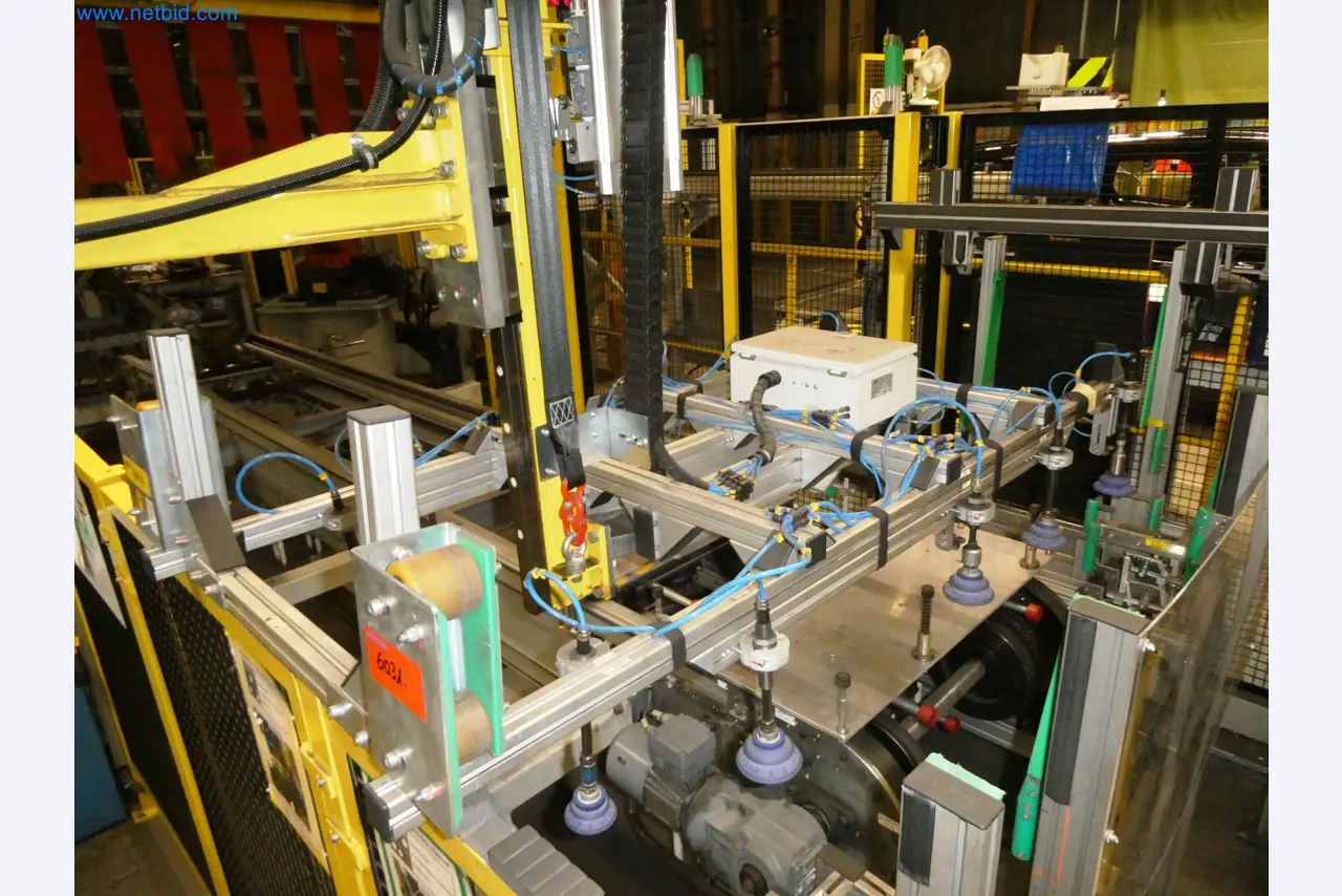 Roboty, svařovací zařízení a montážní příslušenství z automobilového průmyslu-8