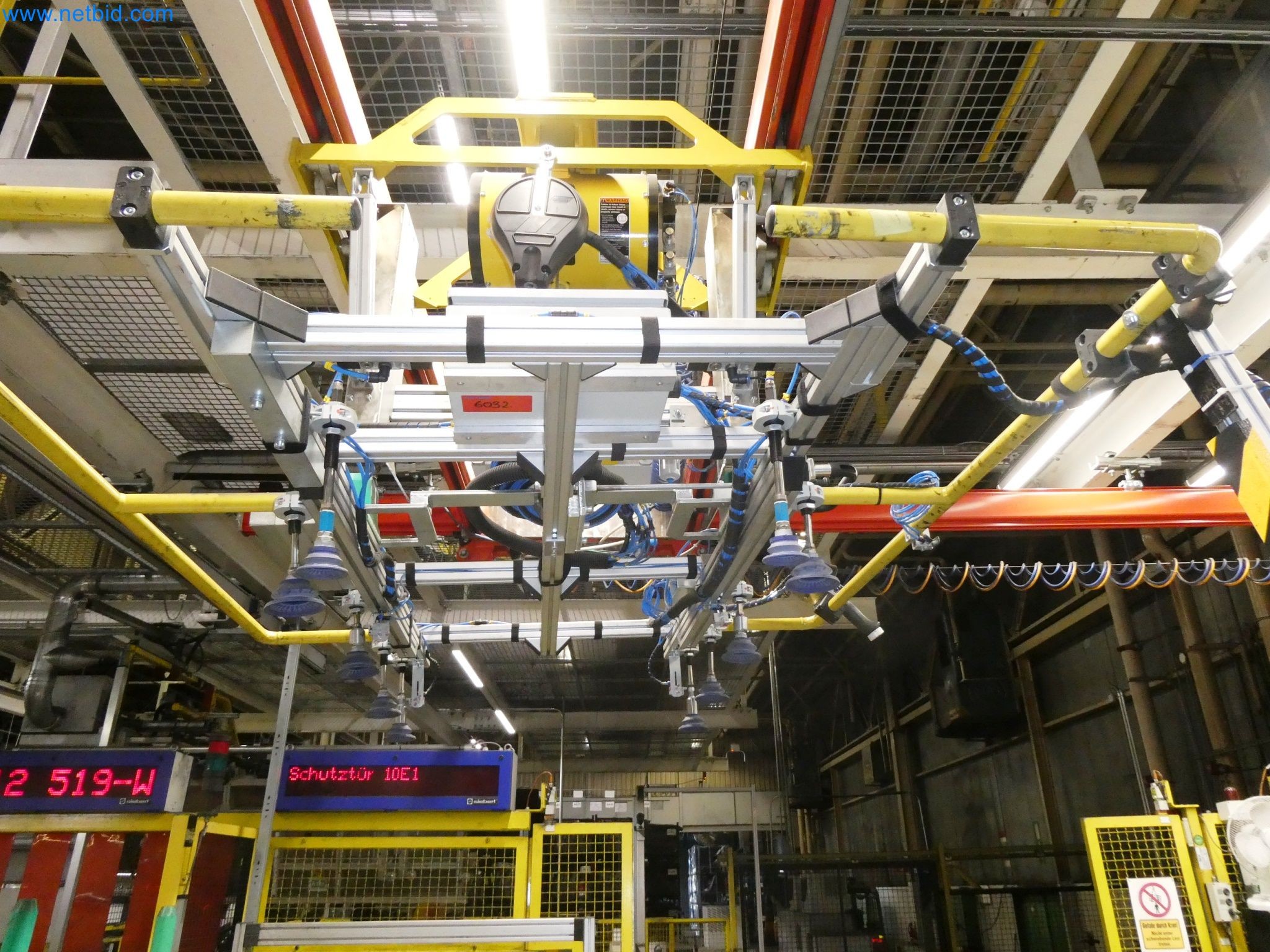 Roboty, svařovací zařízení a montážní příslušenství z automobilového průmyslu-1