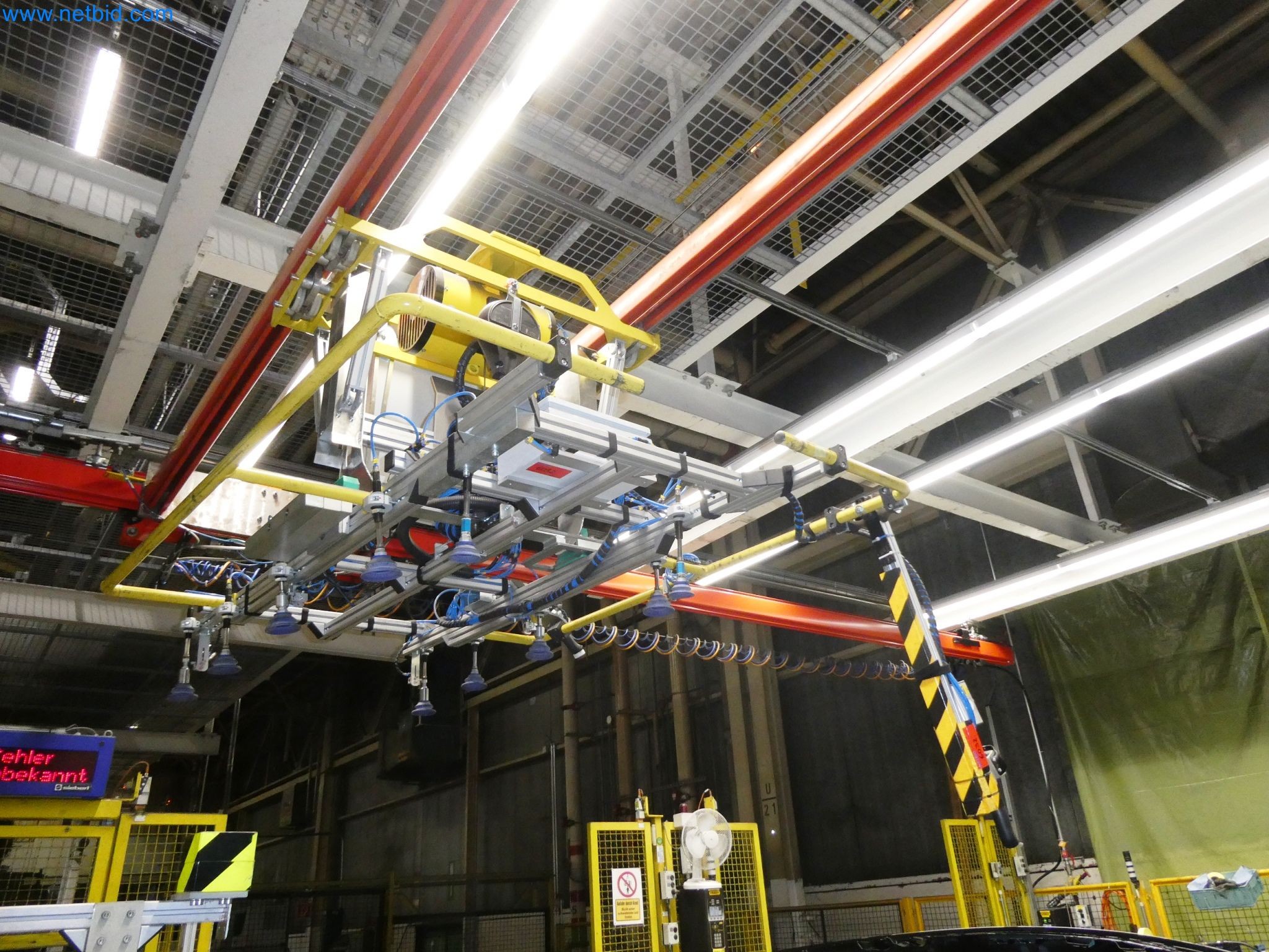 Roboty, svařovací zařízení a montážní příslušenství z automobilového průmyslu-2