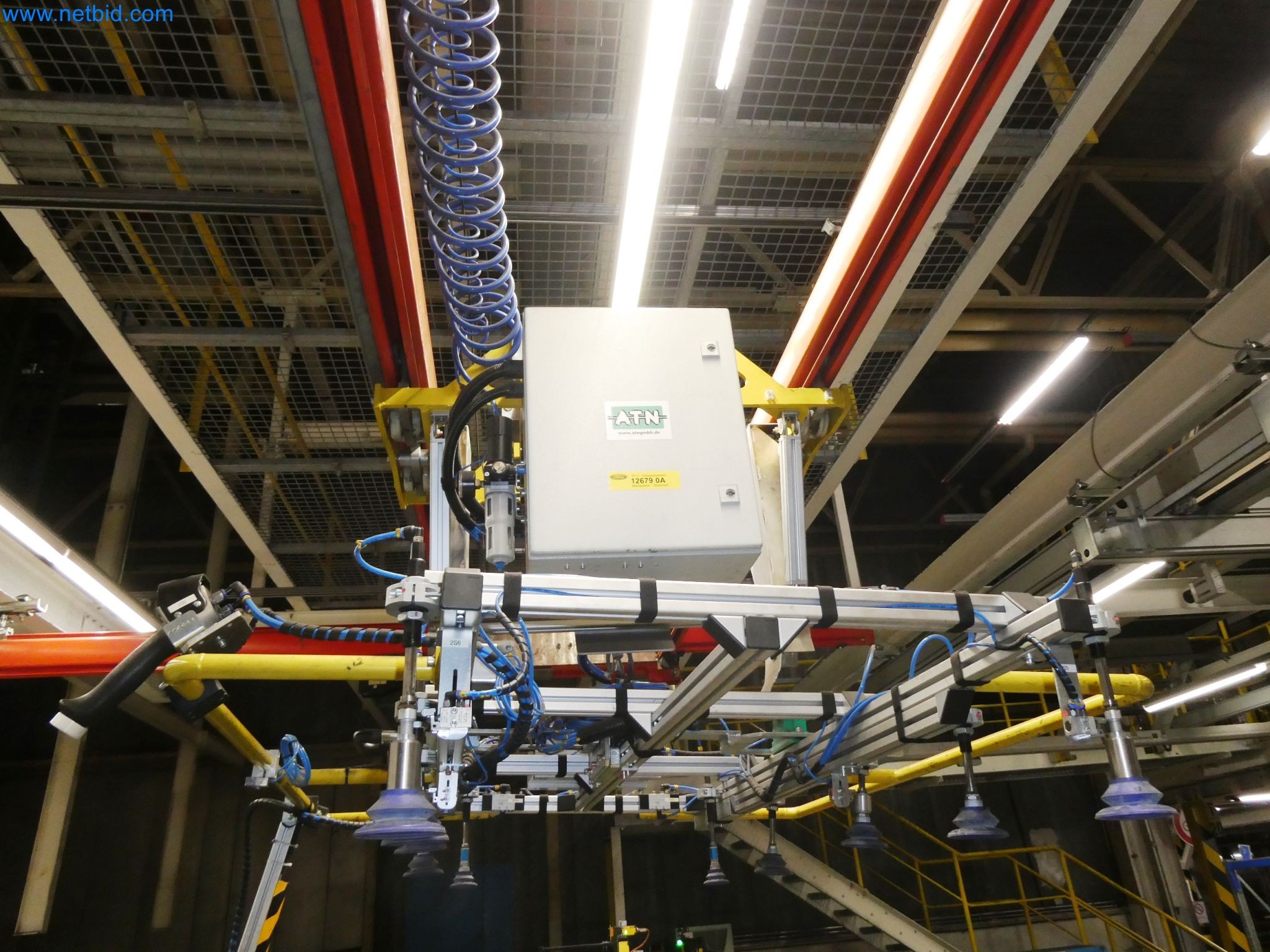 Roboty, svařovací zařízení a montážní příslušenství z automobilového průmyslu-4