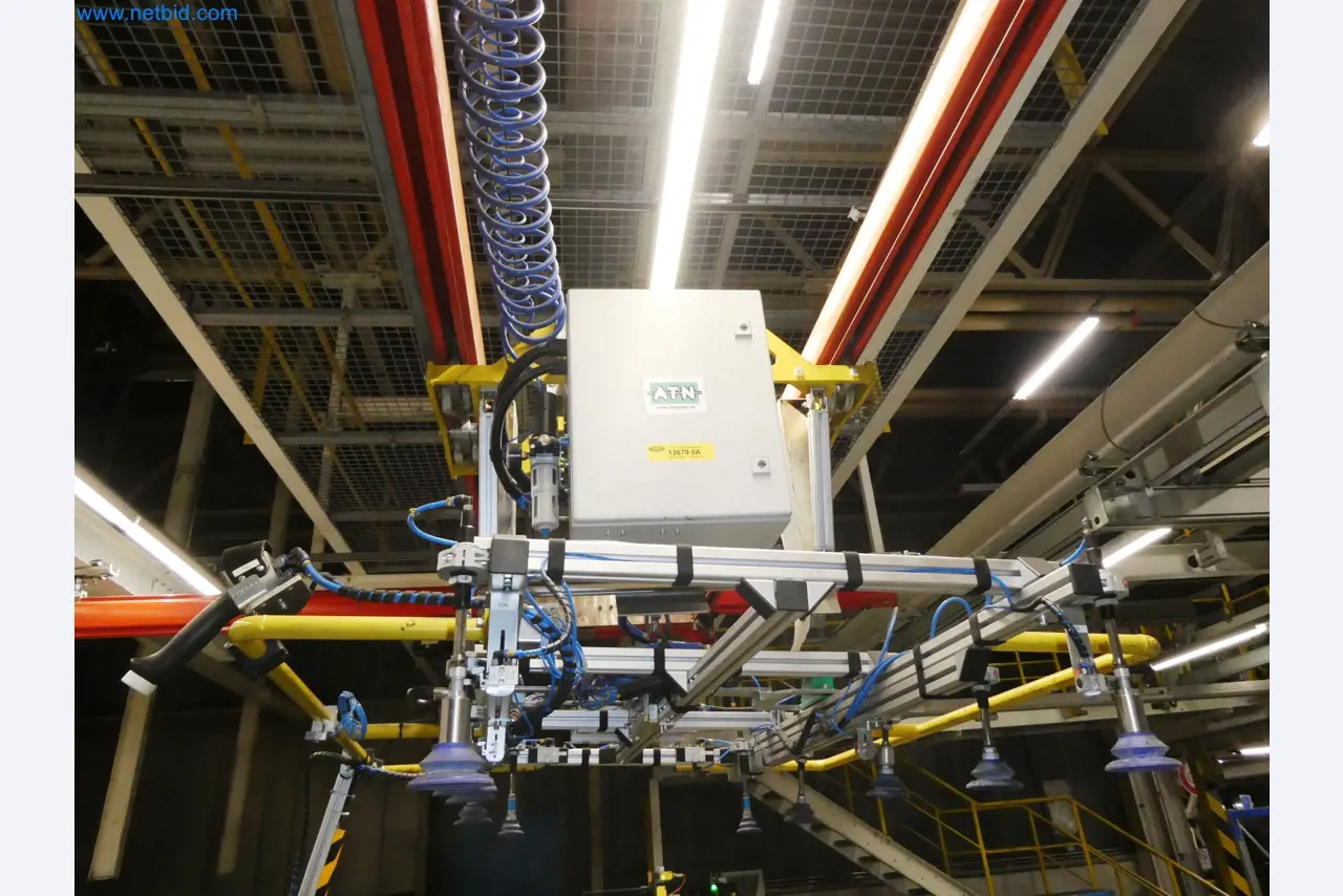 Roboty, svařovací zařízení a montážní příslušenství z automobilového průmyslu-4