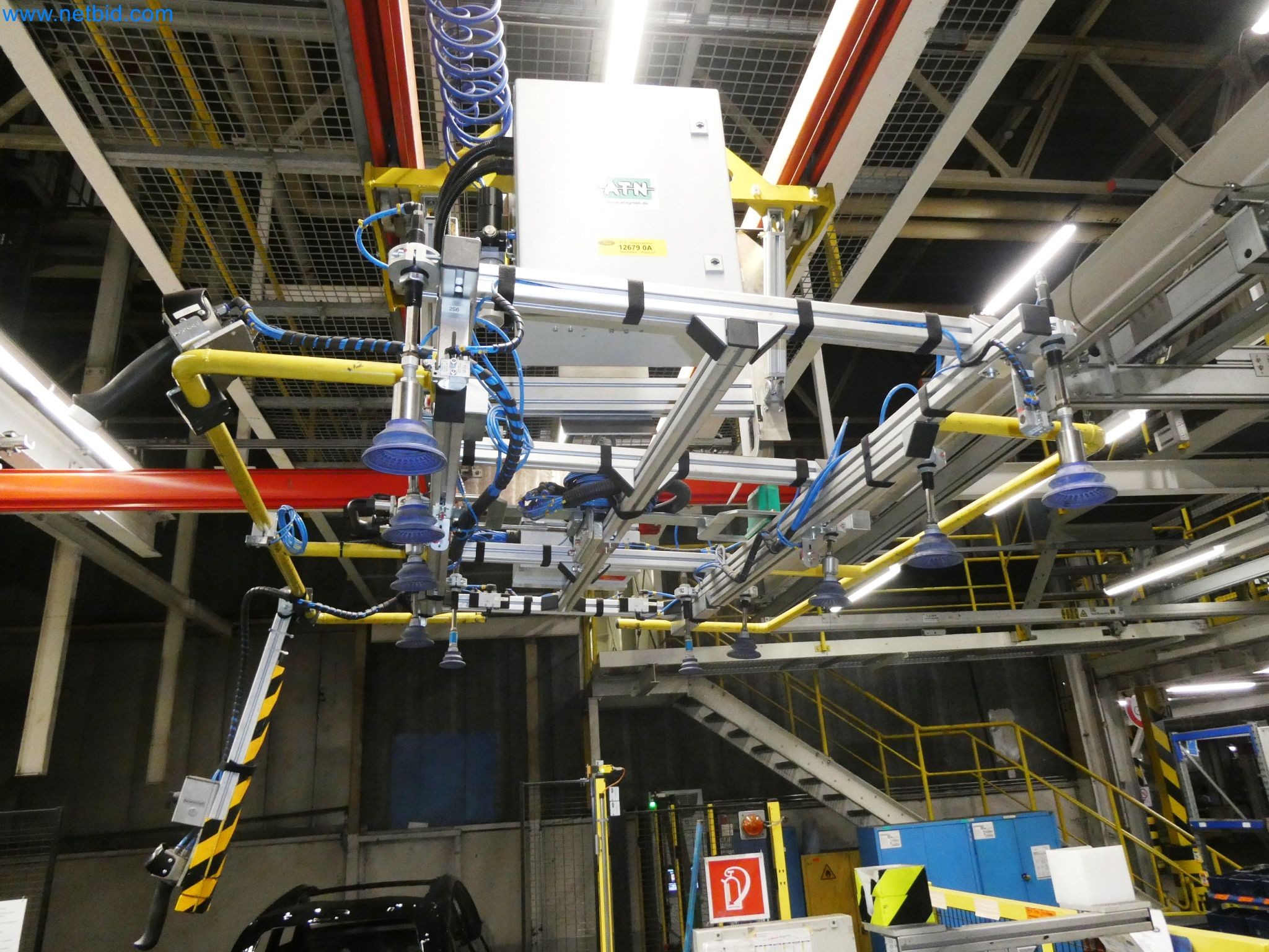 Roboty, svařovací zařízení a montážní příslušenství z automobilového průmyslu-5