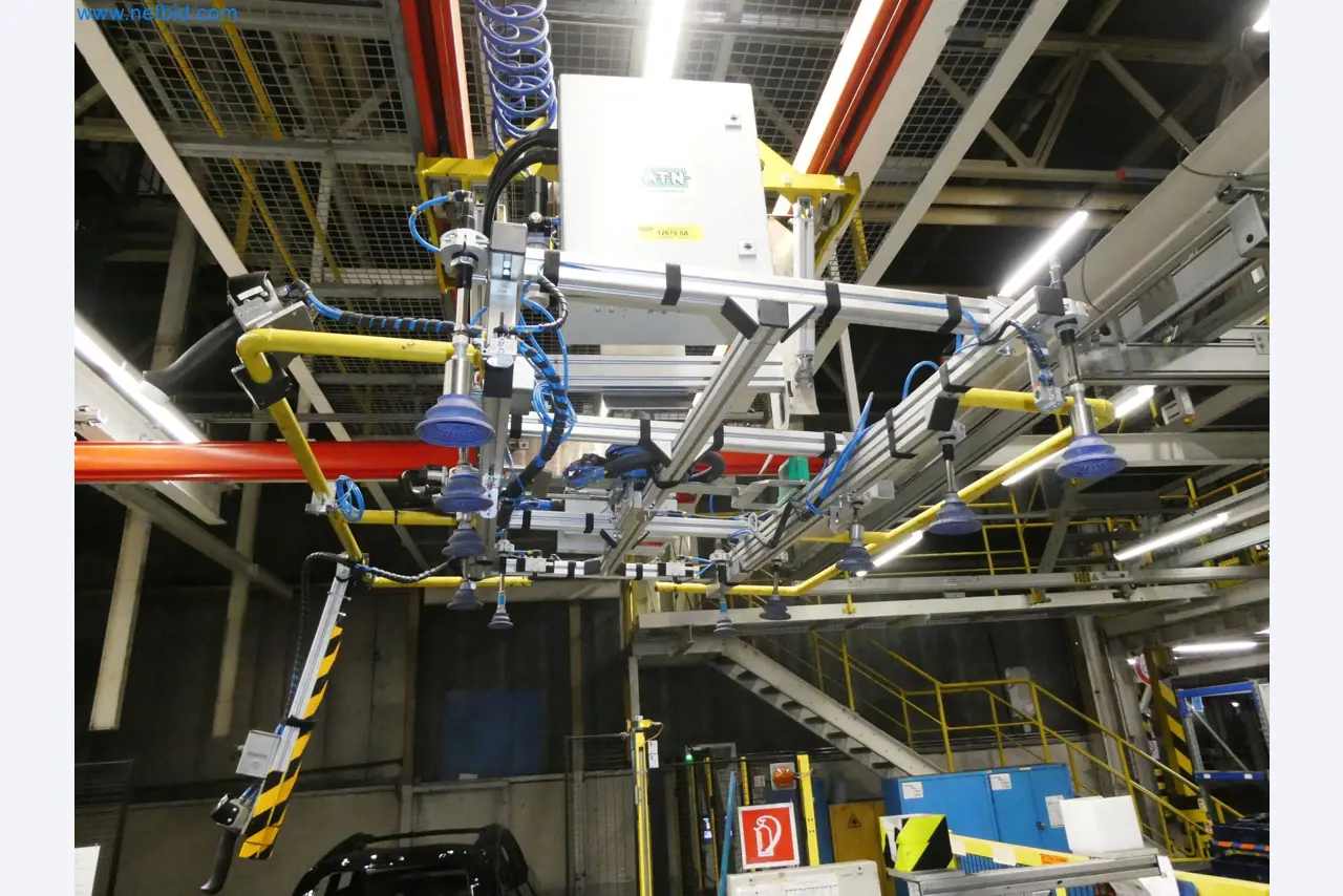 Roboty, svařovací zařízení a montážní příslušenství z automobilového průmyslu-5