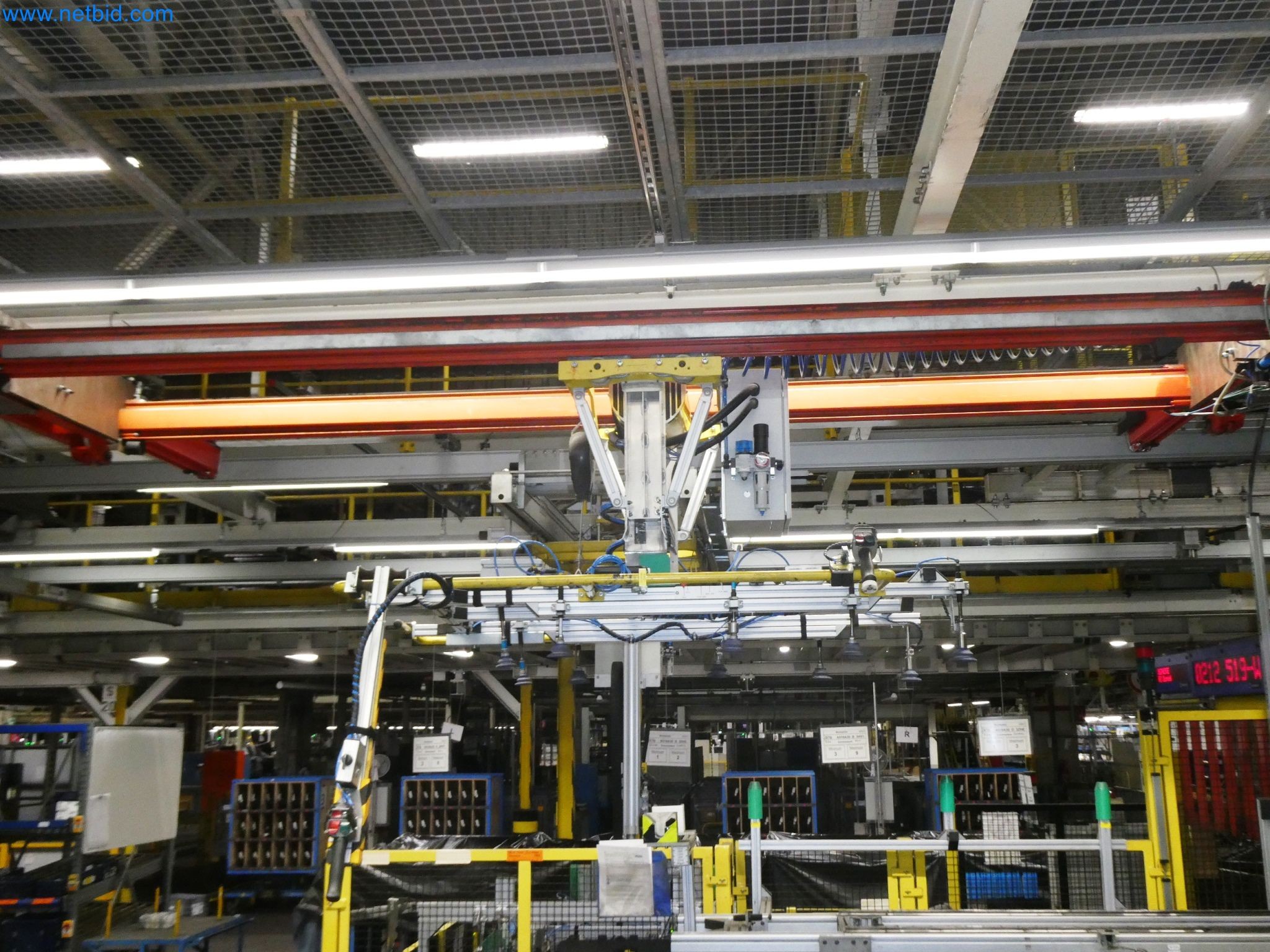 Roboty, svařovací zařízení a montážní příslušenství z automobilového průmyslu-6