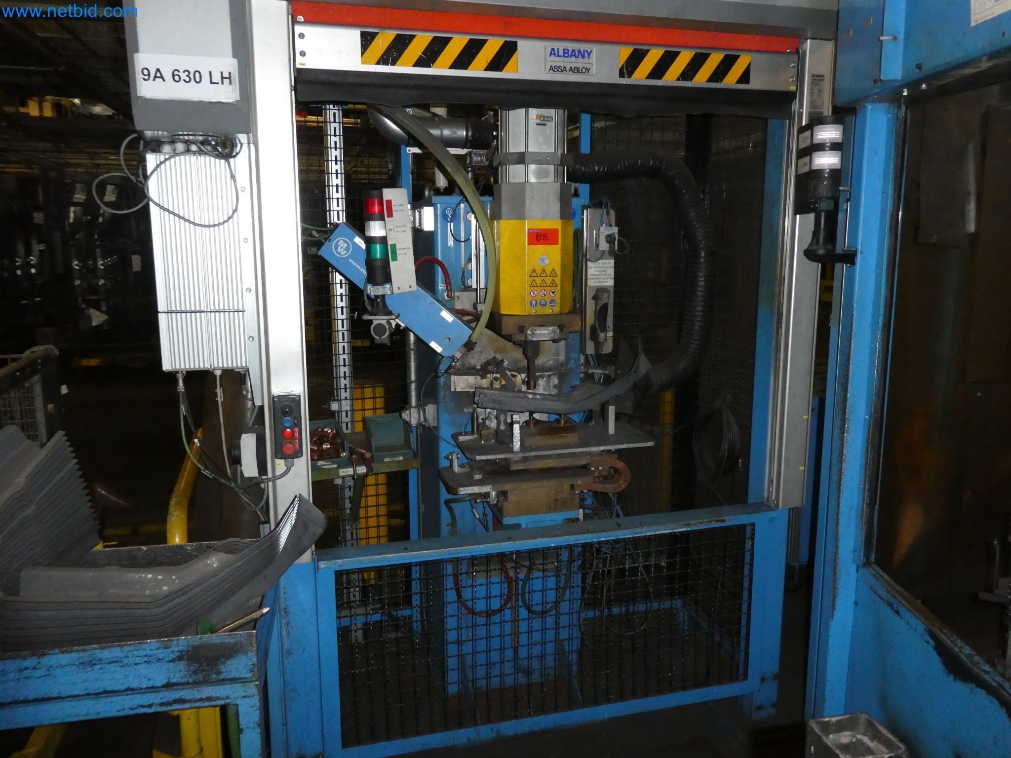 Robots, equipos de soldadura y accesorios de montaje de la industria del automóvil-1