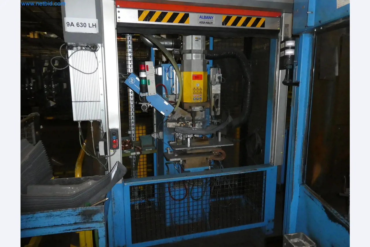 Robots, equipos de soldadura y accesorios de montaje de la industria del automóvil-1