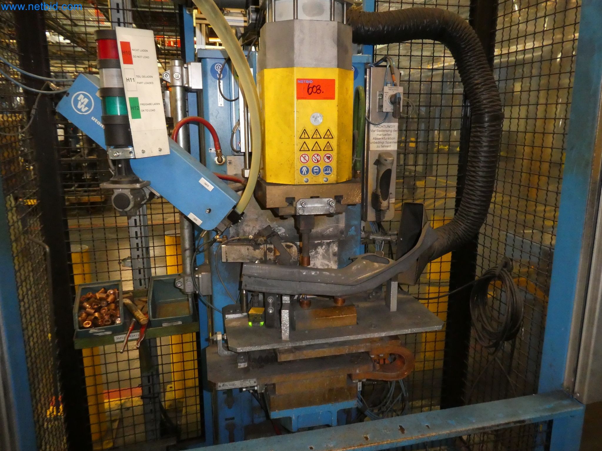 Robots, equipos de soldadura y accesorios de montaje de la industria del automóvil-3