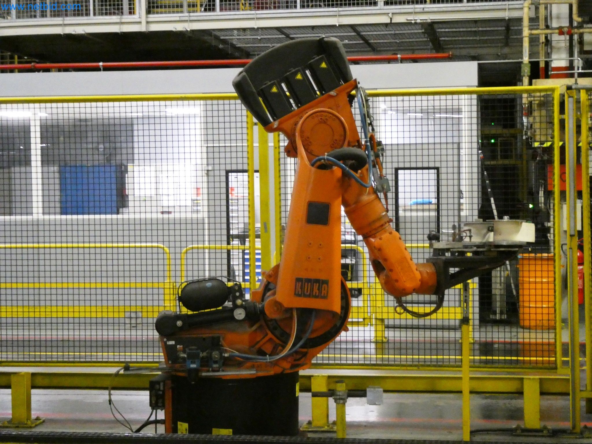 Roboty, svařovací zařízení a montážní příslušenství z automobilového průmyslu-1