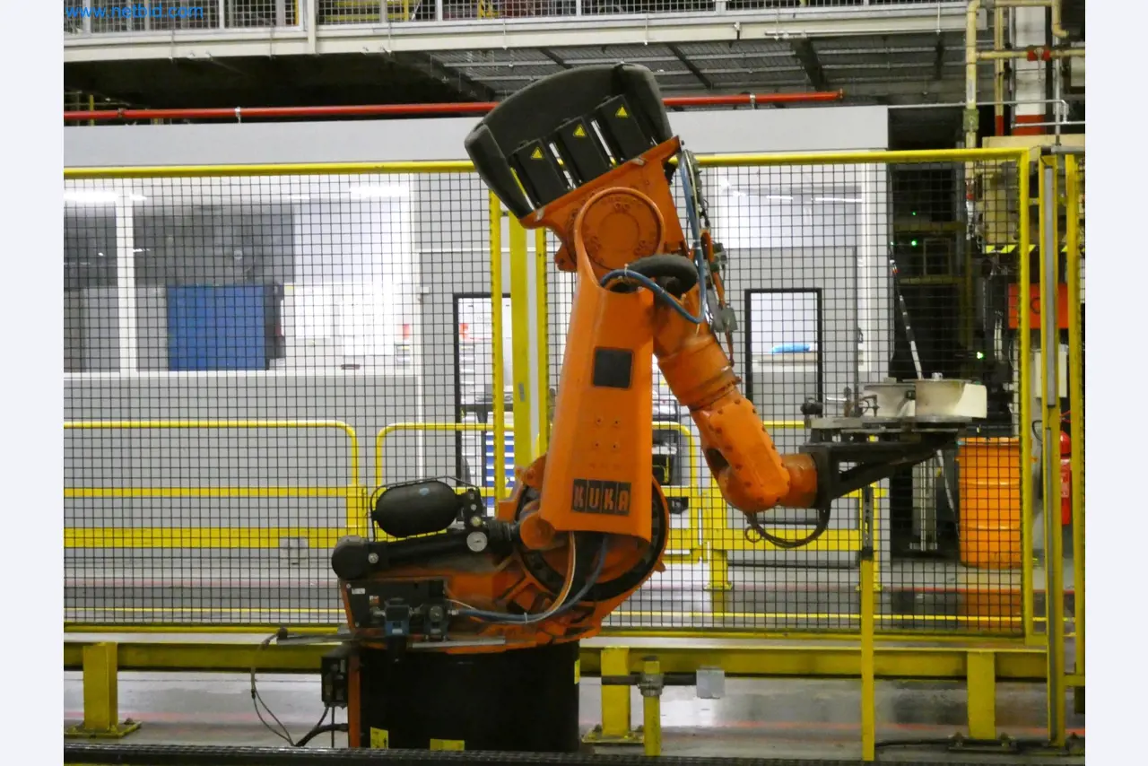 Roboty, svařovací zařízení a montážní příslušenství z automobilového průmyslu-1