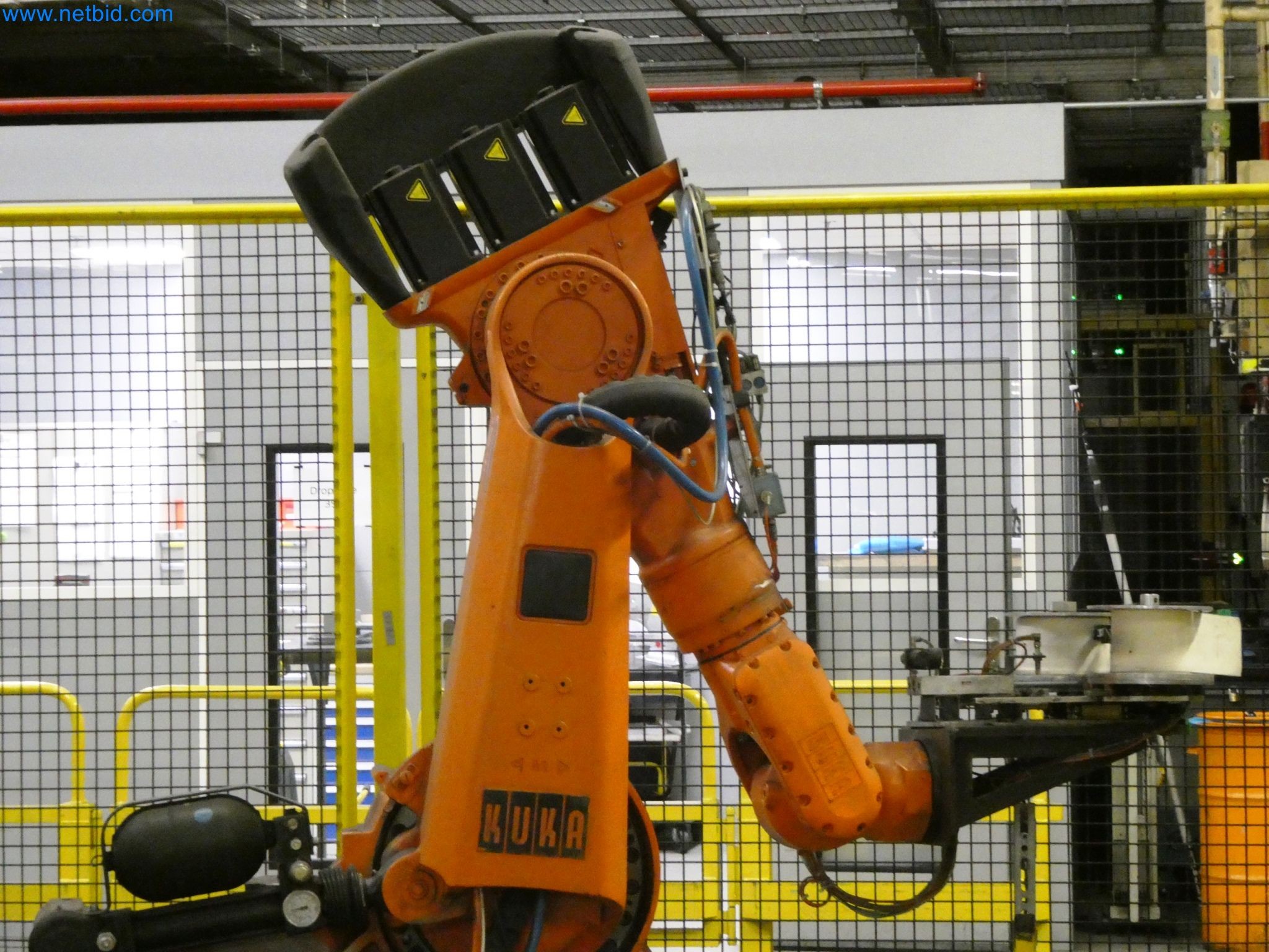 Roboty, svařovací zařízení a montážní příslušenství z automobilového průmyslu-2