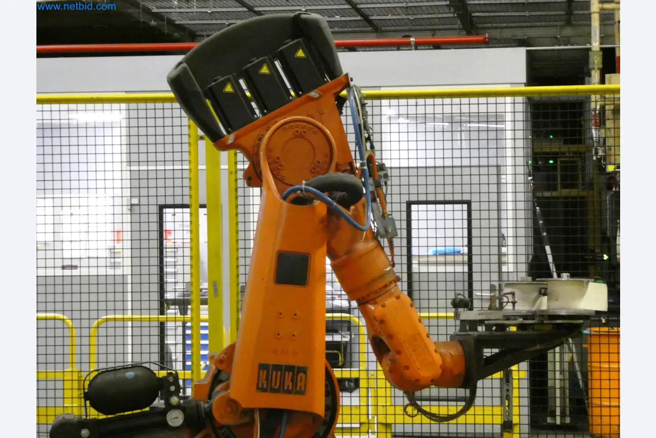 Roboty, svařovací zařízení a montážní příslušenství z automobilového průmyslu-2