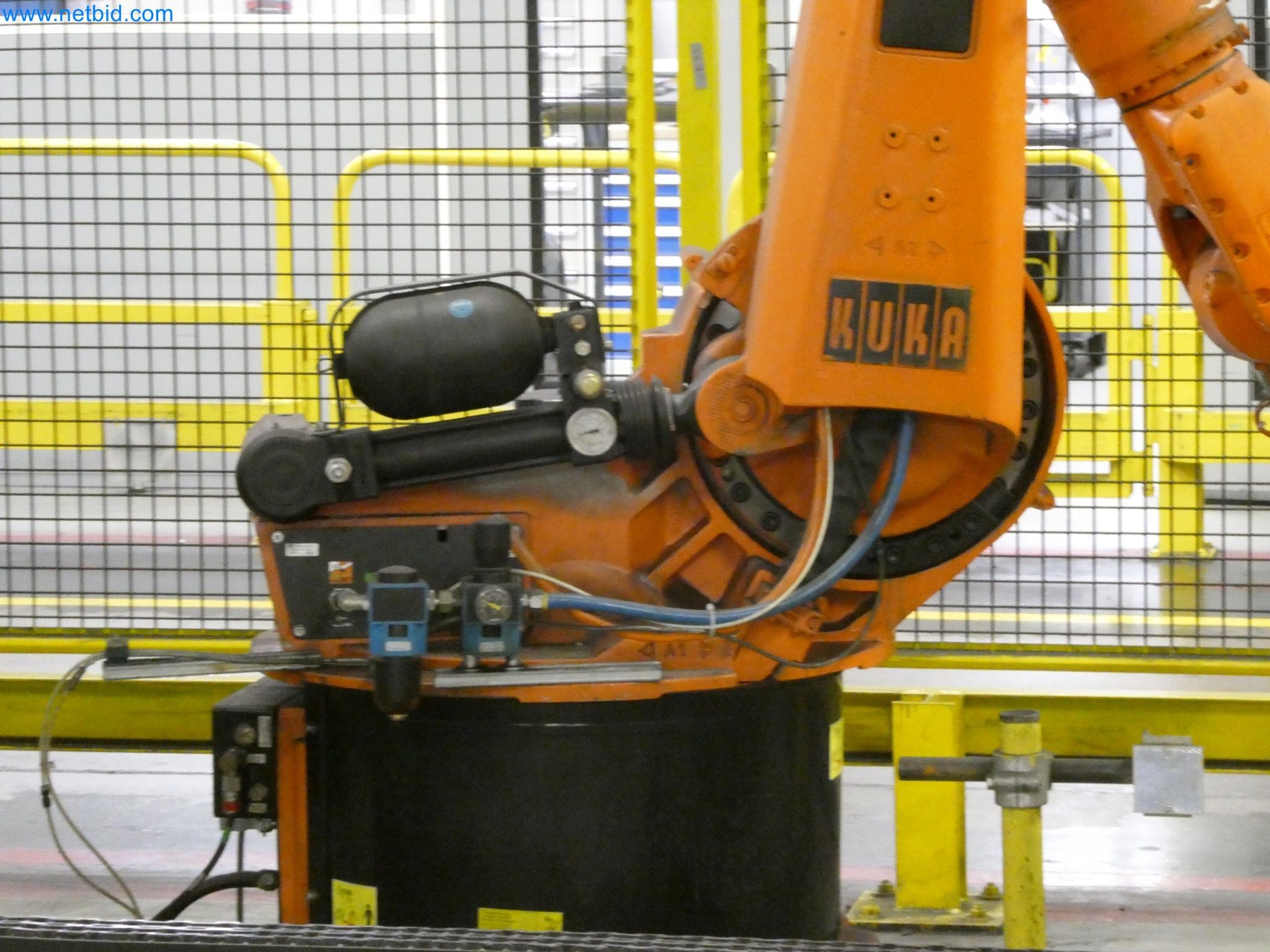 Roboty, svařovací zařízení a montážní příslušenství z automobilového průmyslu-5