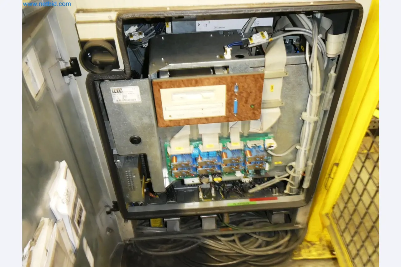 Roboty, svařovací zařízení a montážní příslušenství z automobilového průmyslu-6