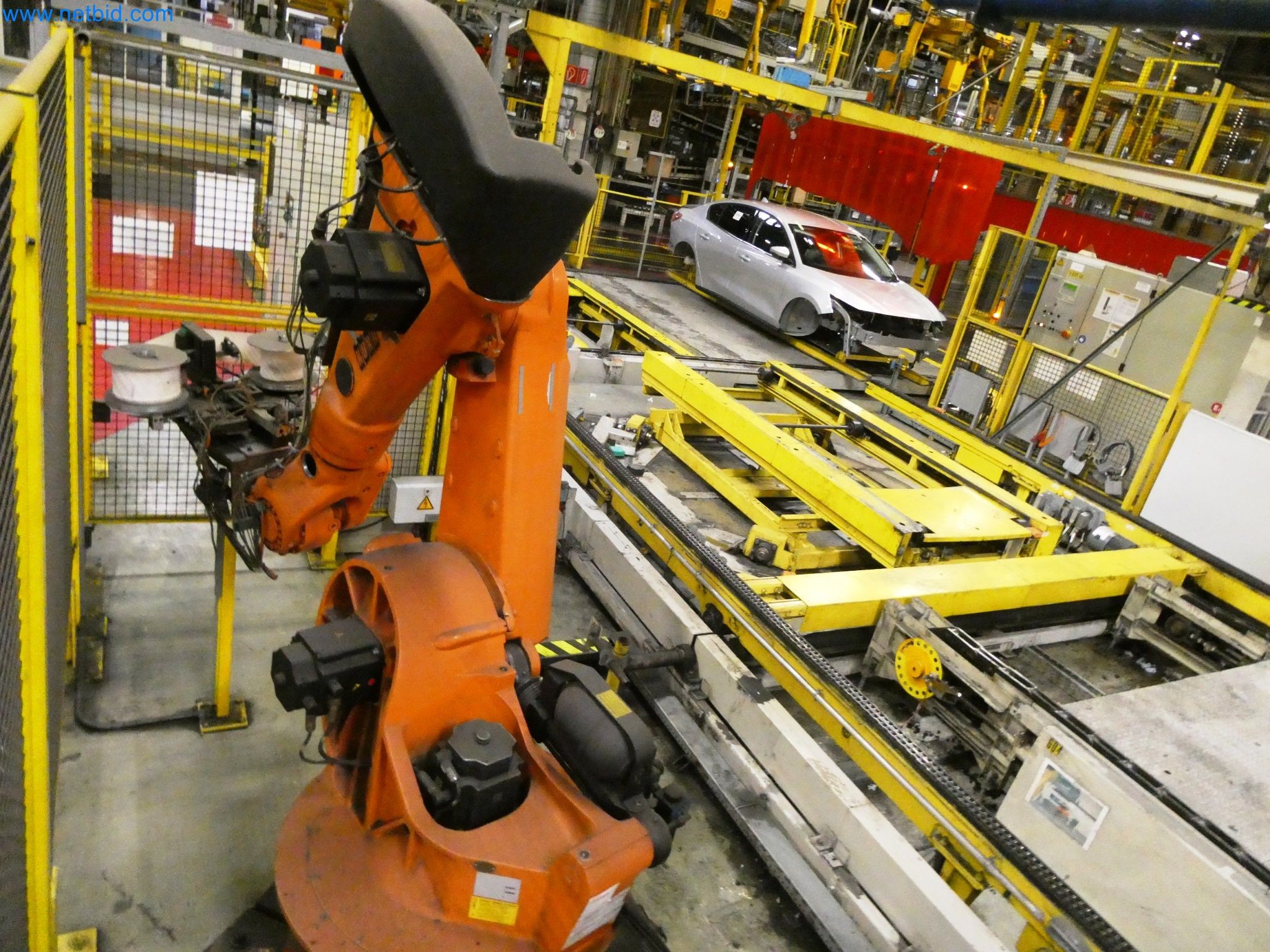 Roboty, svařovací zařízení a montážní příslušenství z automobilového průmyslu-7