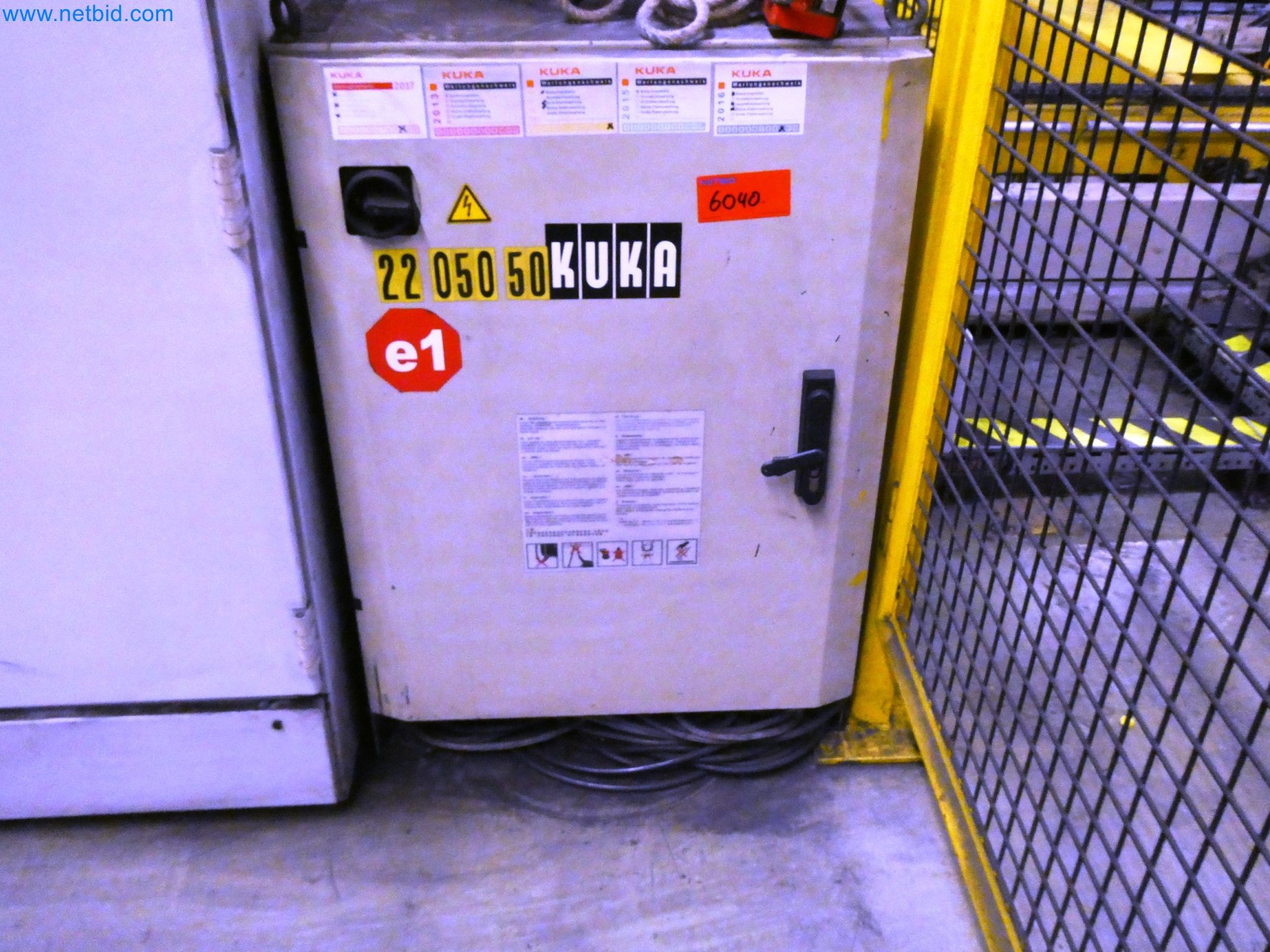 Roboty, svařovací zařízení a montážní příslušenství z automobilového průmyslu-8