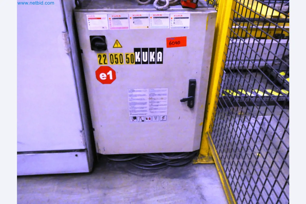 Roboty, svařovací zařízení a montážní příslušenství z automobilového průmyslu-8