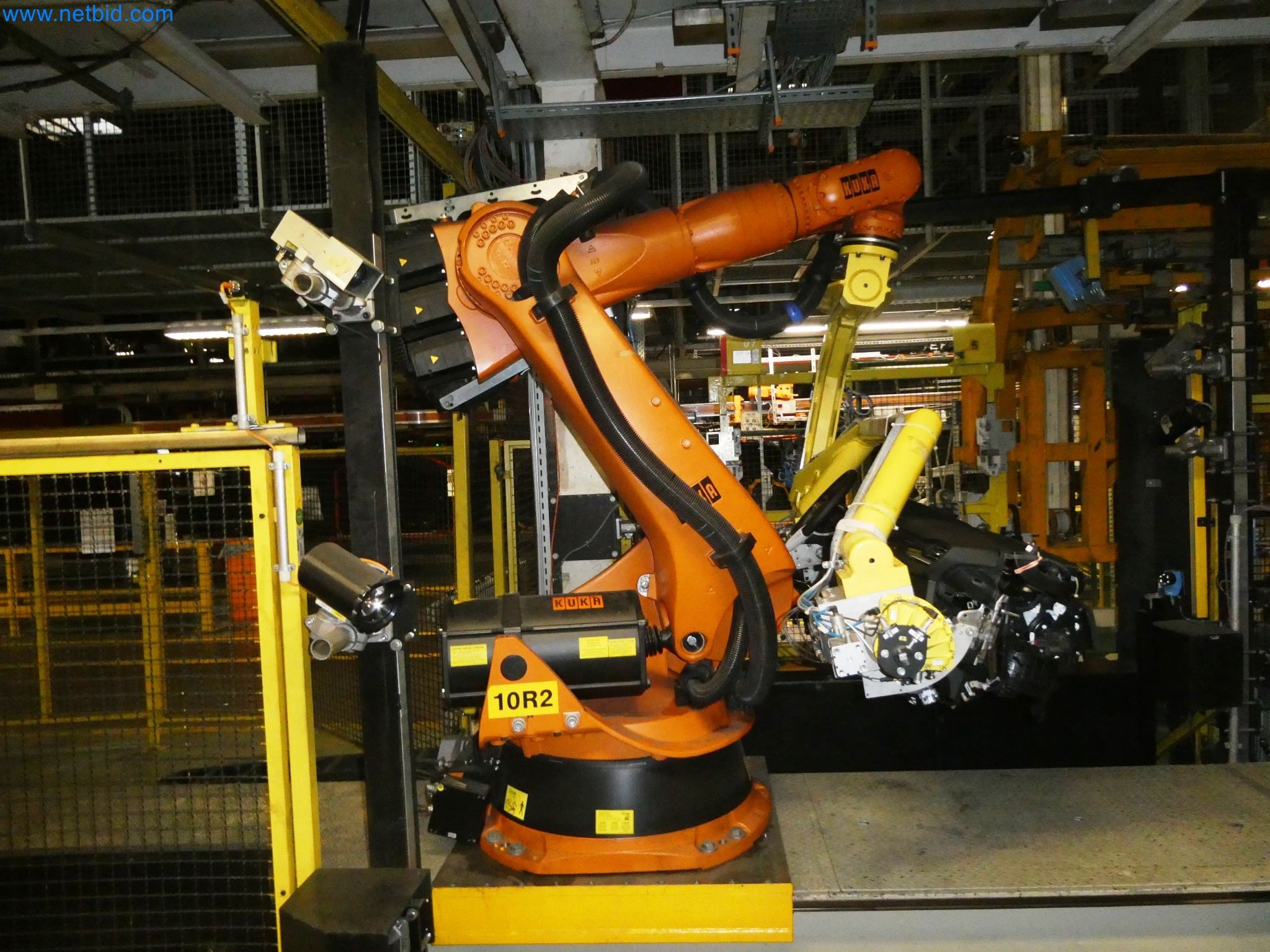 Roboty, svařovací zařízení a montážní příslušenství z automobilového průmyslu-10