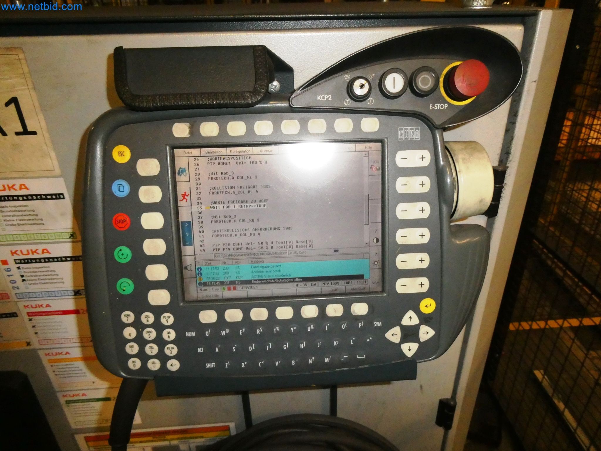 Roboty, svařovací zařízení a montážní příslušenství z automobilového průmyslu-12