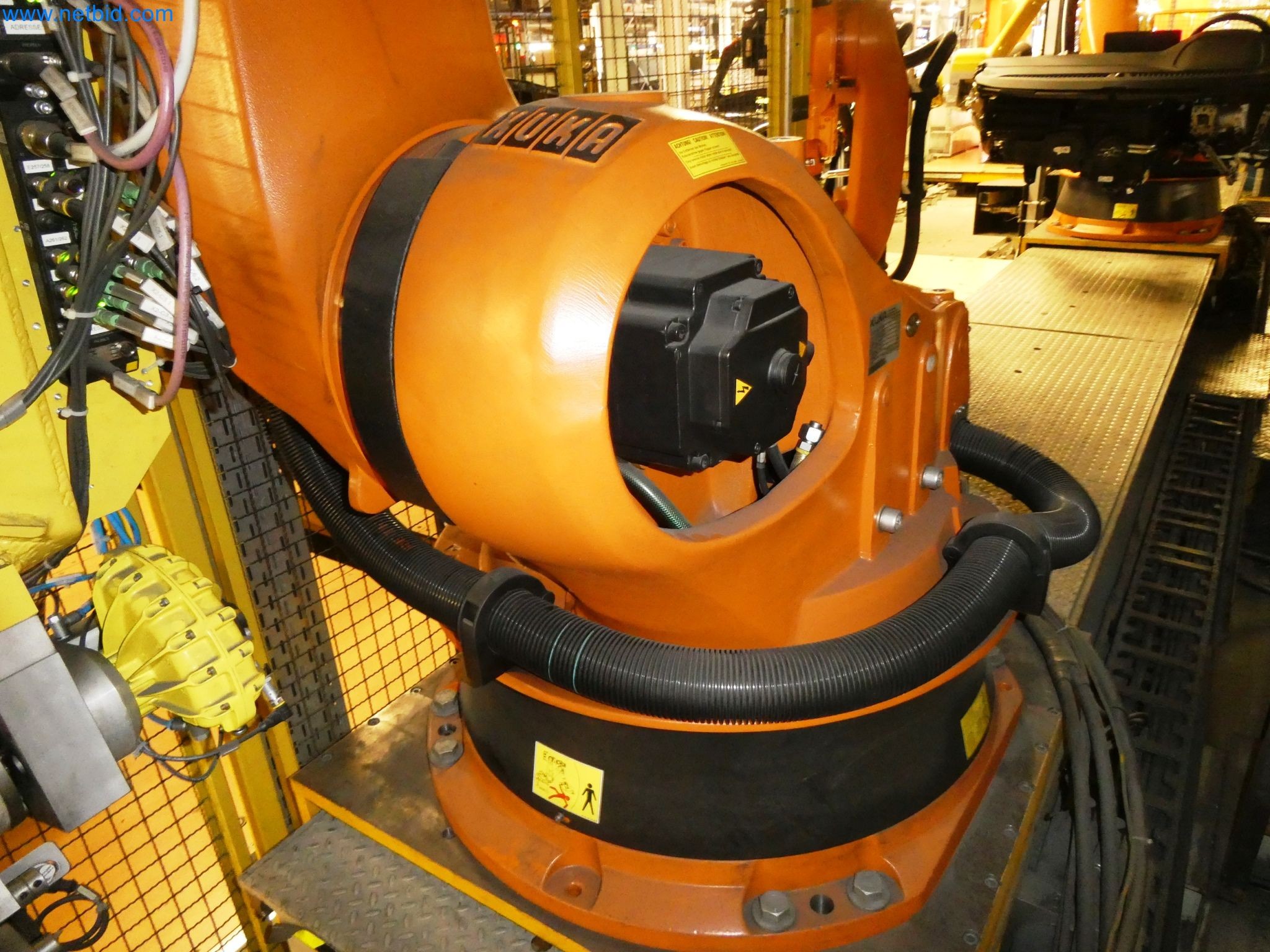 Roboty, svařovací zařízení a montážní příslušenství z automobilového průmyslu-13