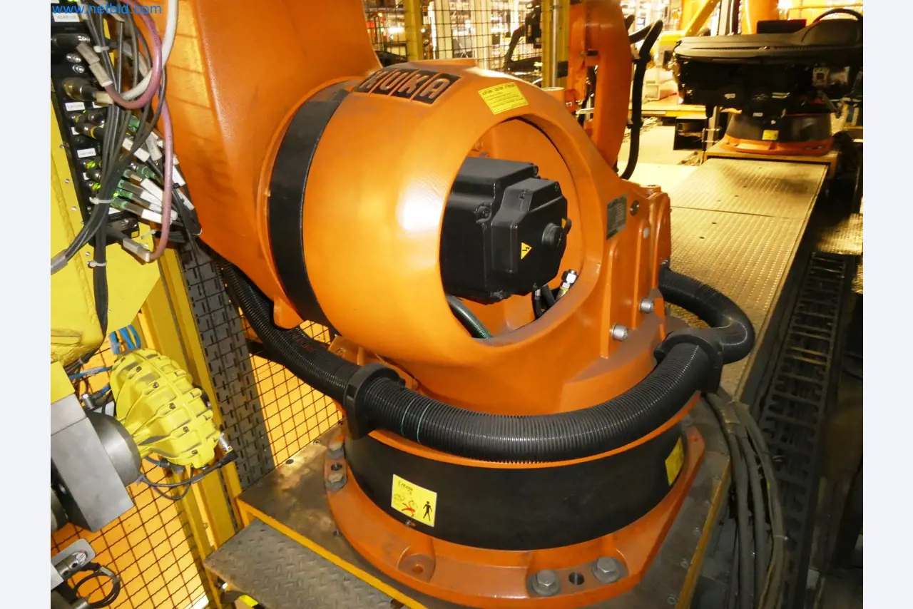 Roboty, svařovací zařízení a montážní příslušenství z automobilového průmyslu-13