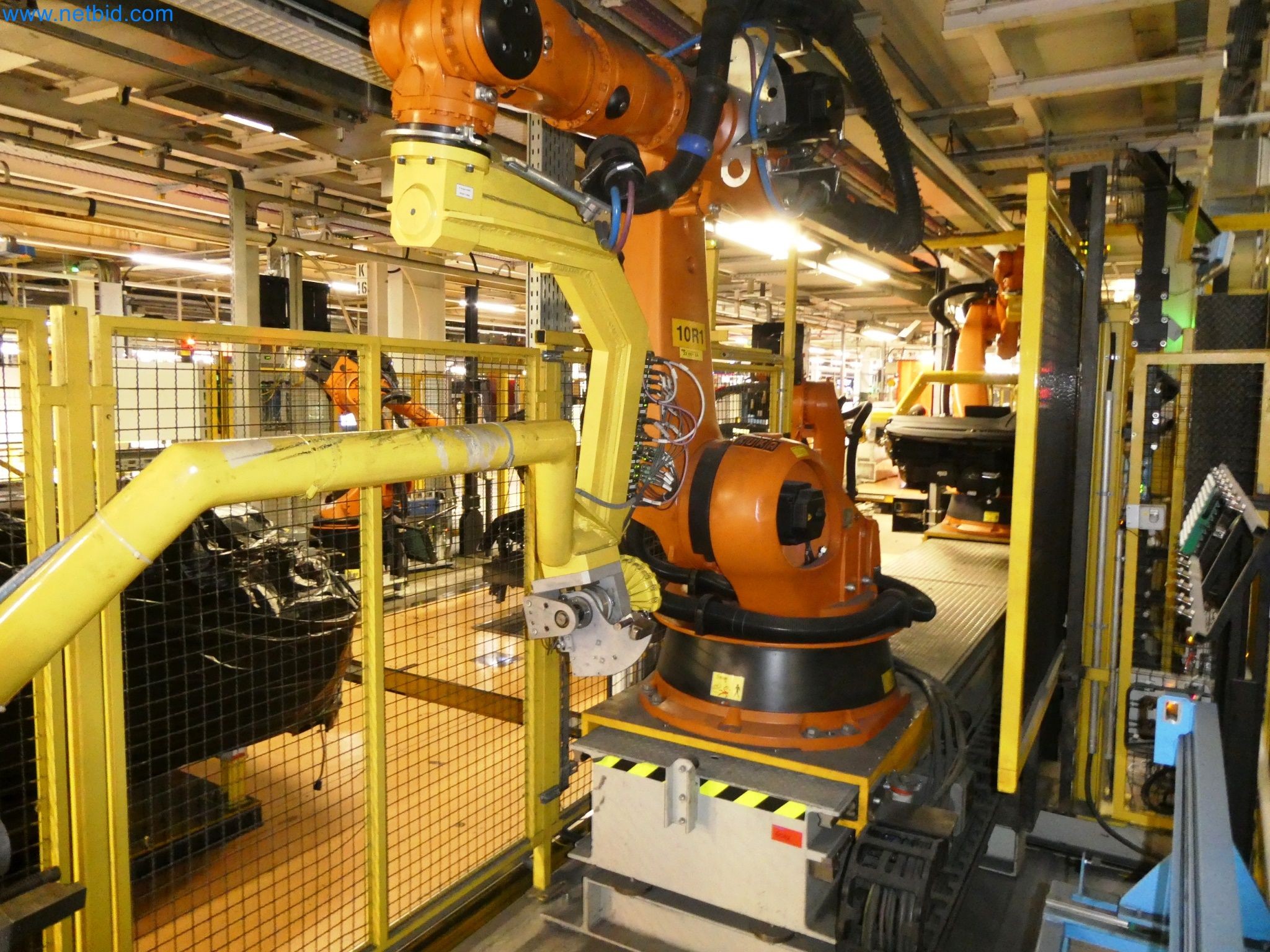 Roboty, svařovací zařízení a montážní příslušenství z automobilového průmyslu-15