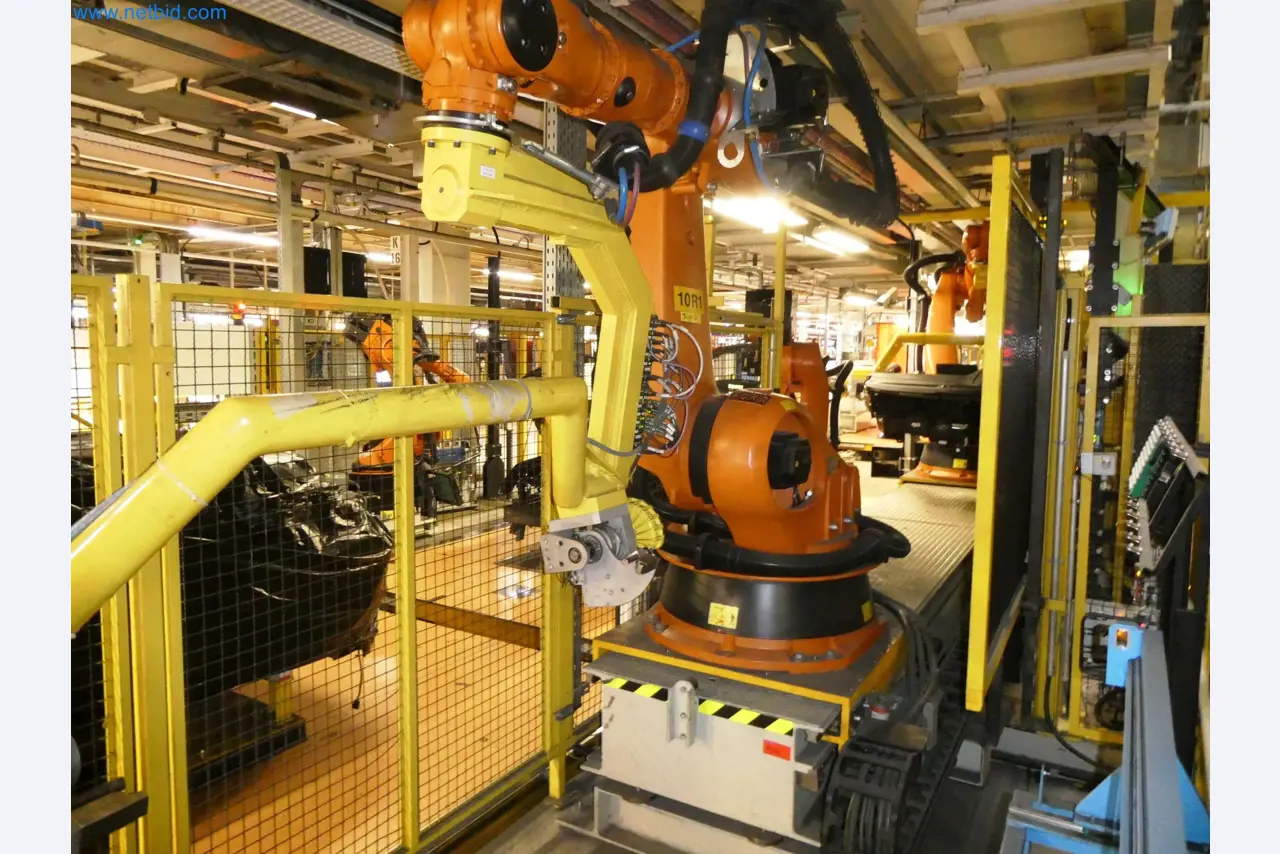 Roboty, svařovací zařízení a montážní příslušenství z automobilového průmyslu-15