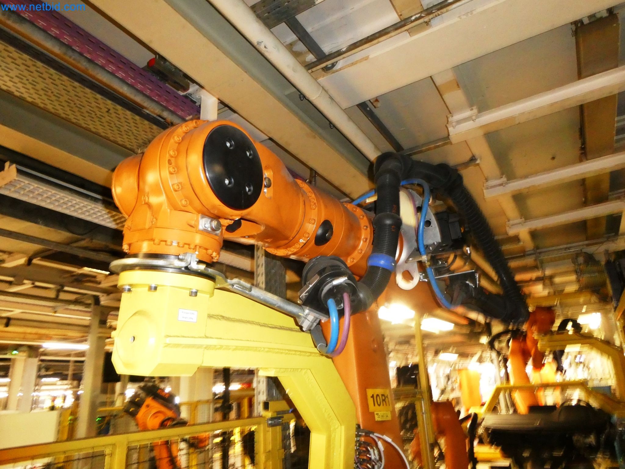 Roboty, svařovací zařízení a montážní příslušenství z automobilového průmyslu-16