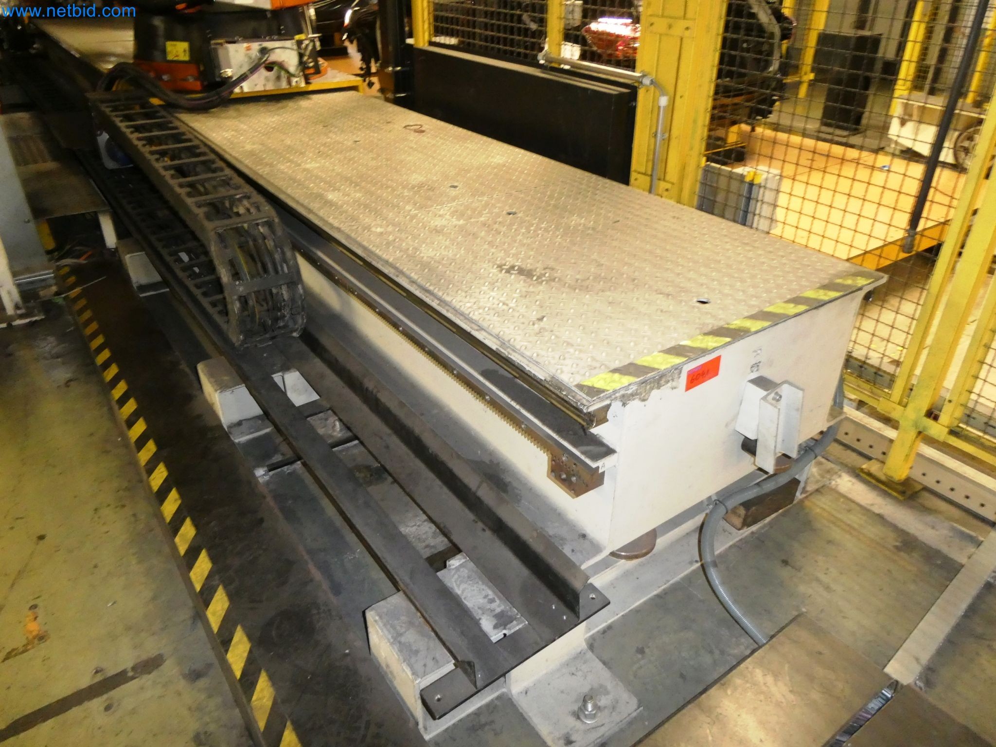 Roboty, svařovací zařízení a montážní příslušenství z automobilového průmyslu-17