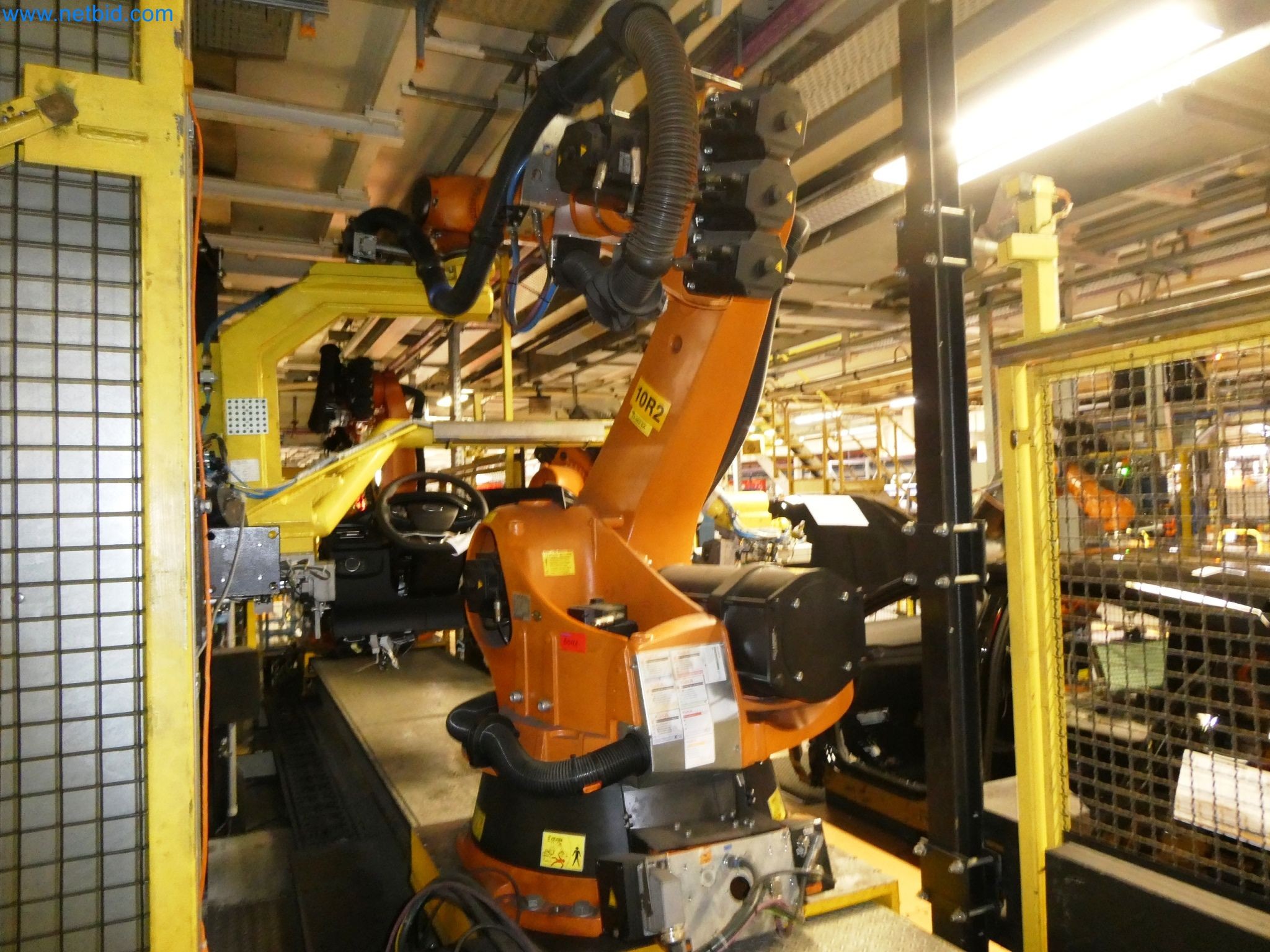 Roboty, svařovací zařízení a montážní příslušenství z automobilového průmyslu-18