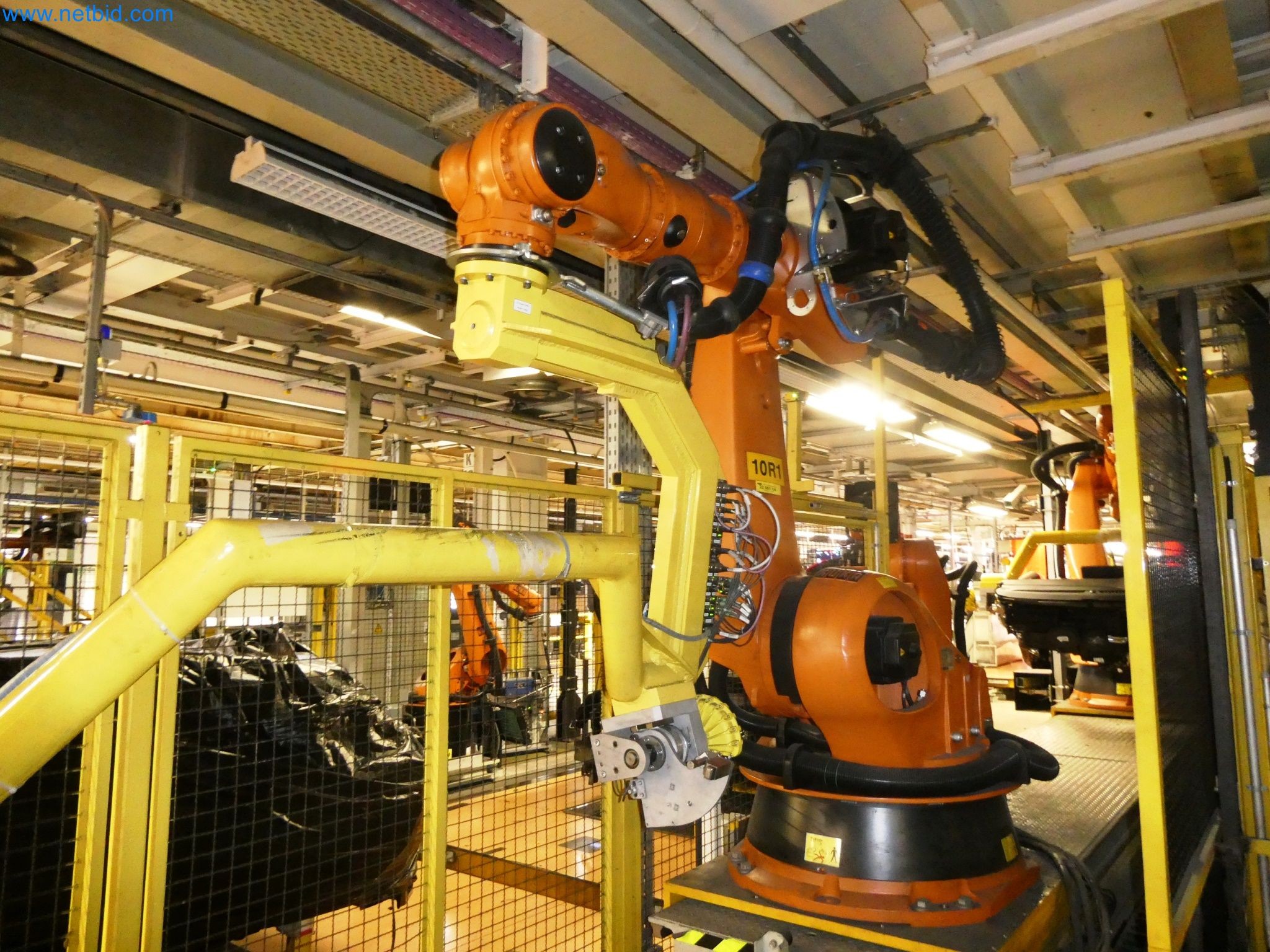 Roboty, svařovací zařízení a montážní příslušenství z automobilového průmyslu-1