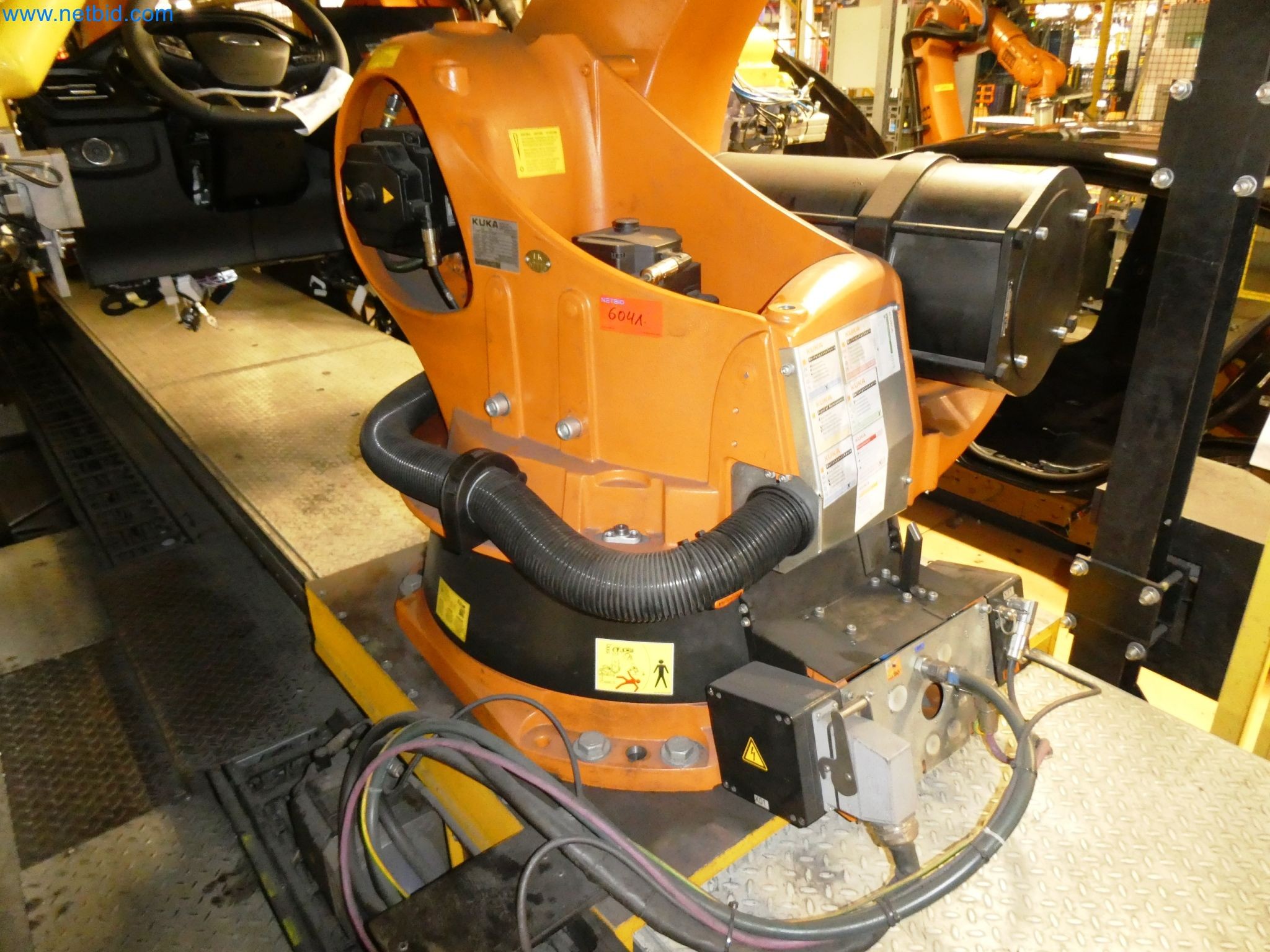 Roboty, svařovací zařízení a montážní příslušenství z automobilového průmyslu-20