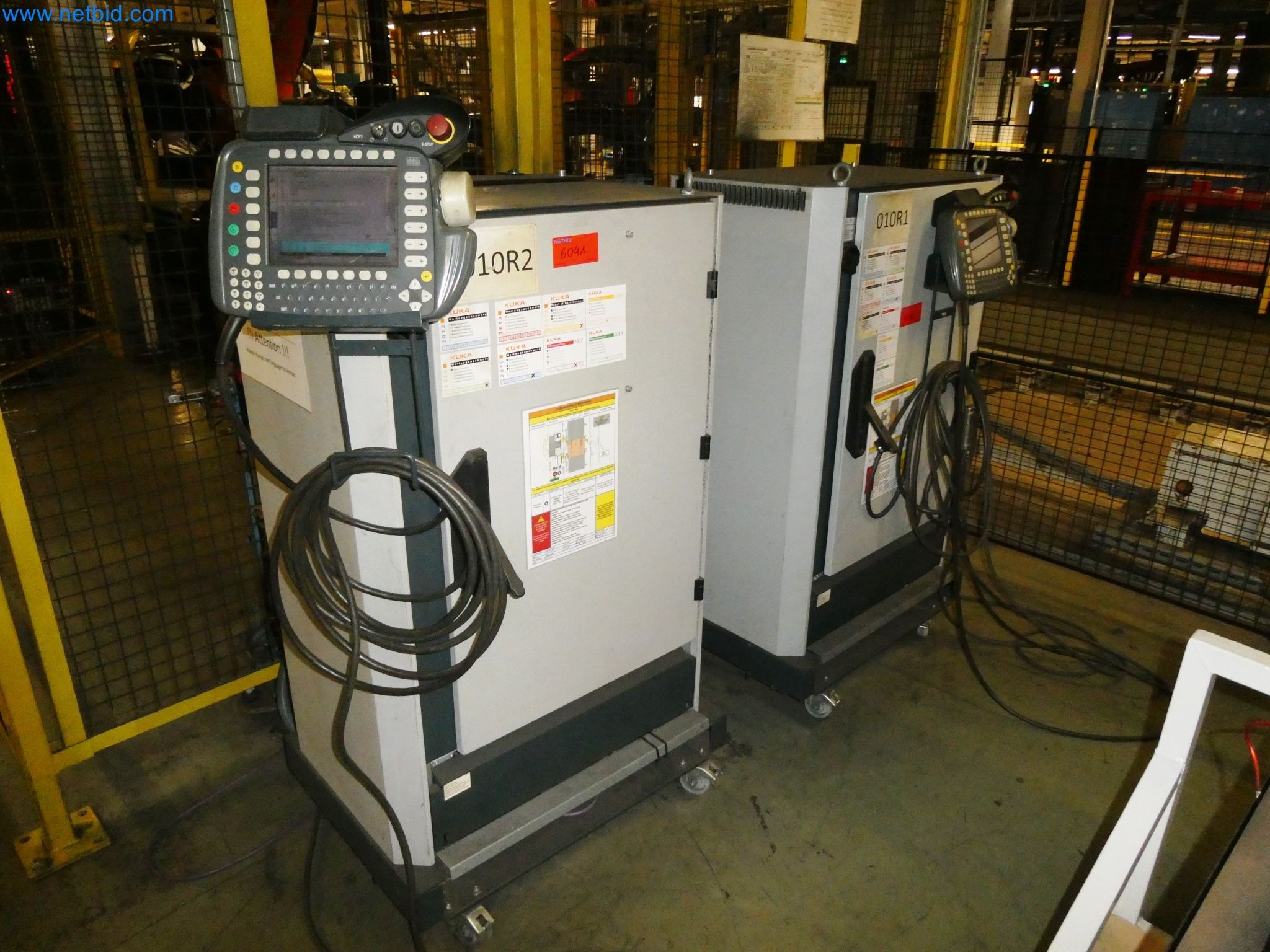 Roboty, svařovací zařízení a montážní příslušenství z automobilového průmyslu-2