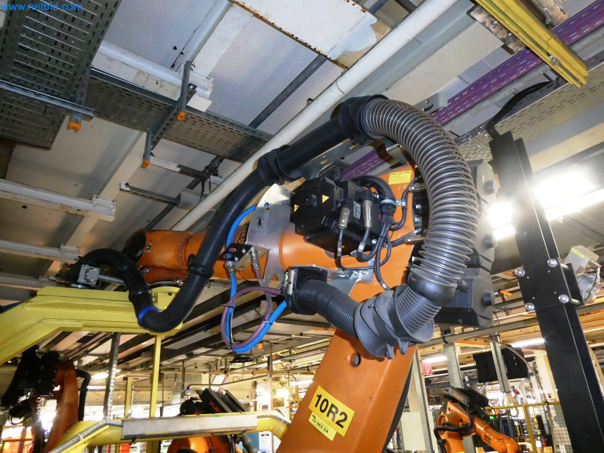 Roboty, svařovací zařízení a montážní příslušenství z automobilového průmyslu-3