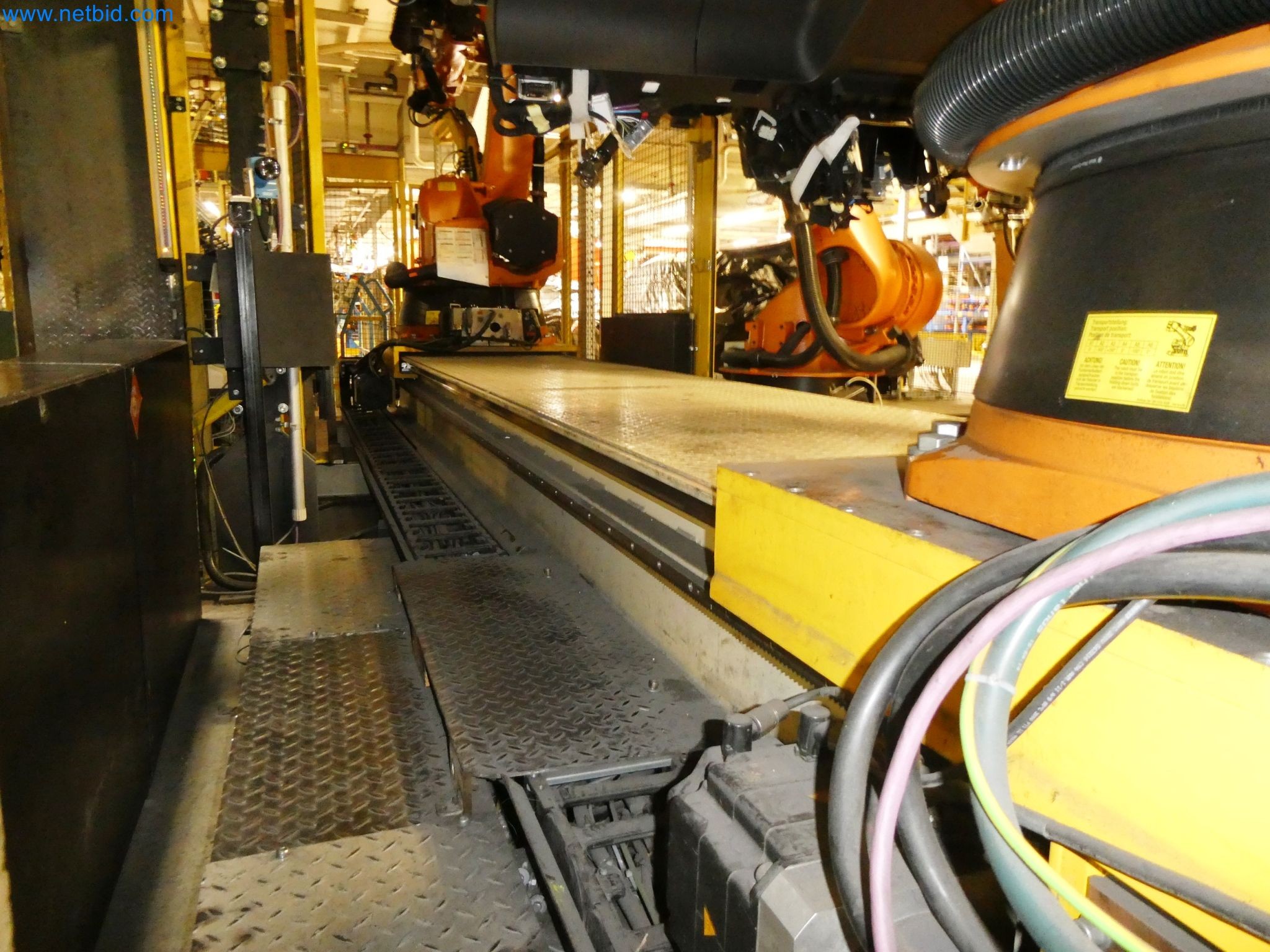 Roboty, svařovací zařízení a montážní příslušenství z automobilového průmyslu-4