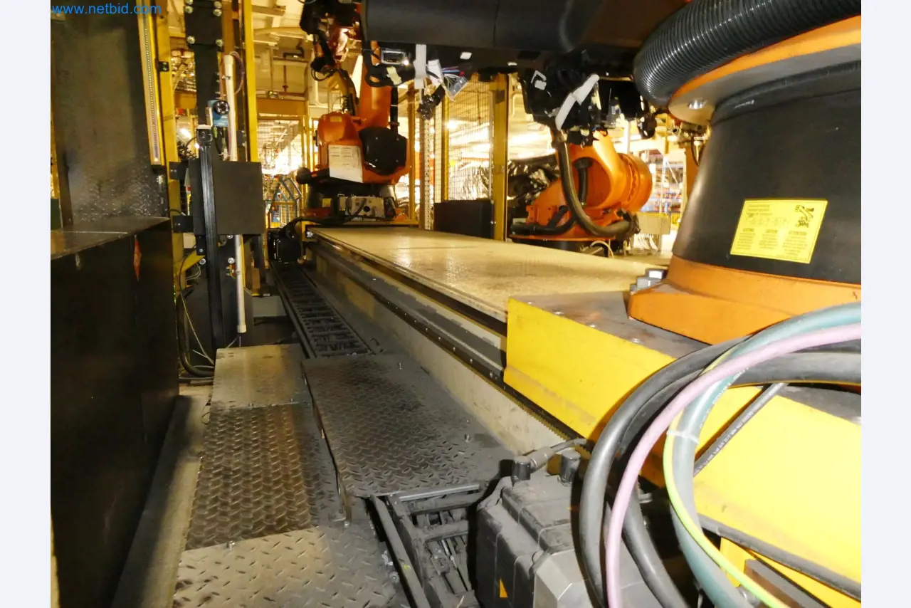 Roboty, svařovací zařízení a montážní příslušenství z automobilového průmyslu-4