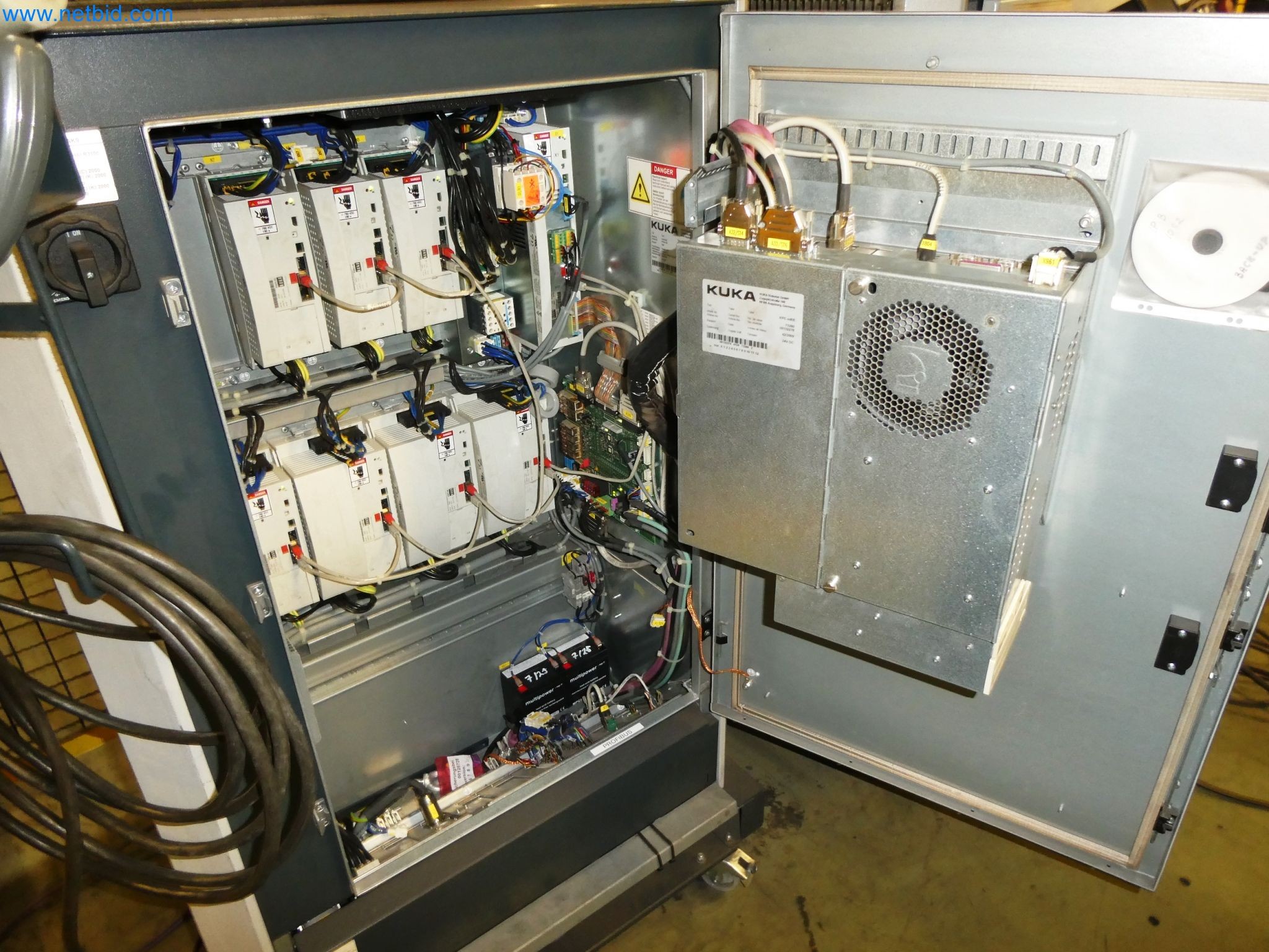 Roboty, svařovací zařízení a montážní příslušenství z automobilového průmyslu-7