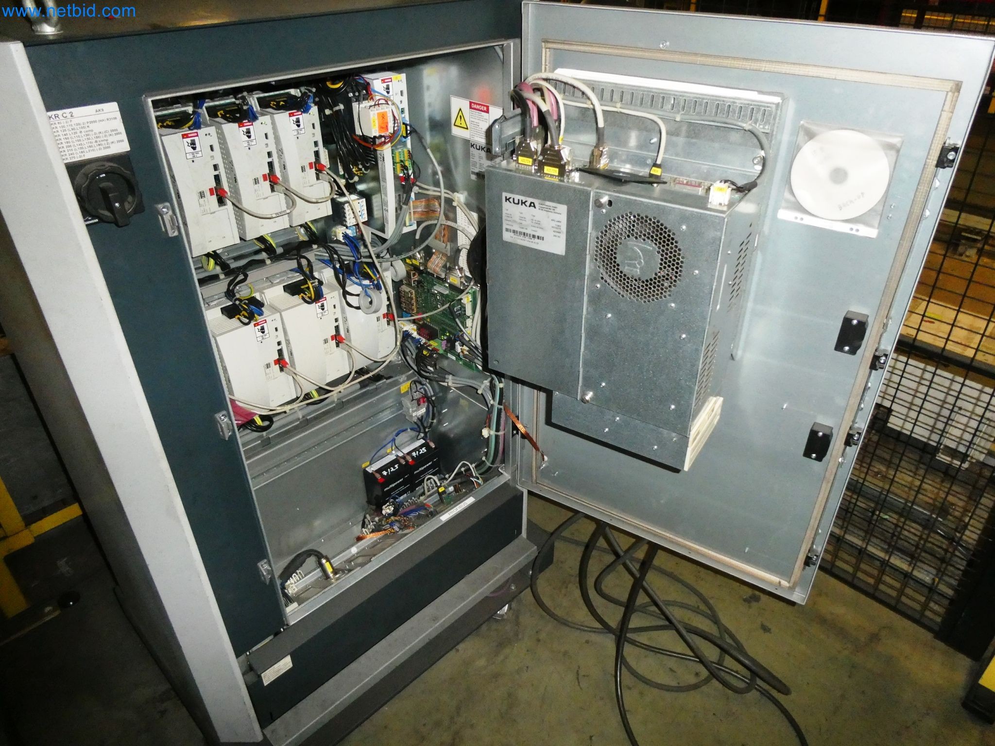 Roboty, svařovací zařízení a montážní příslušenství z automobilového průmyslu-9