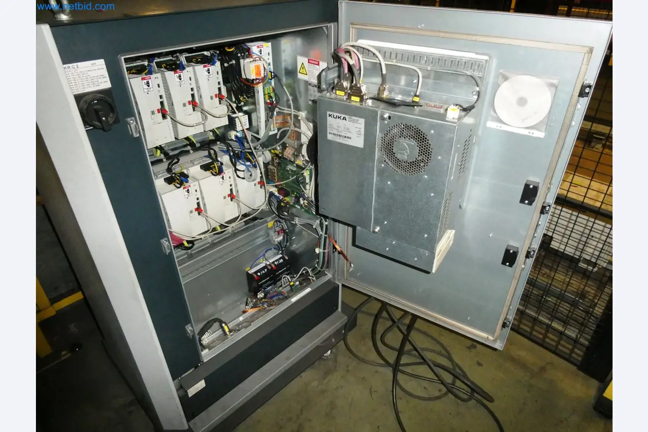 Roboty, svařovací zařízení a montážní příslušenství z automobilového průmyslu-9