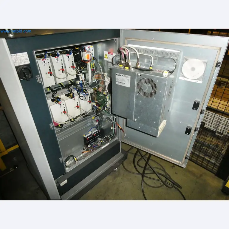 Roboty, svařovací zařízení a montážní příslušenství z automobilového průmyslu-9