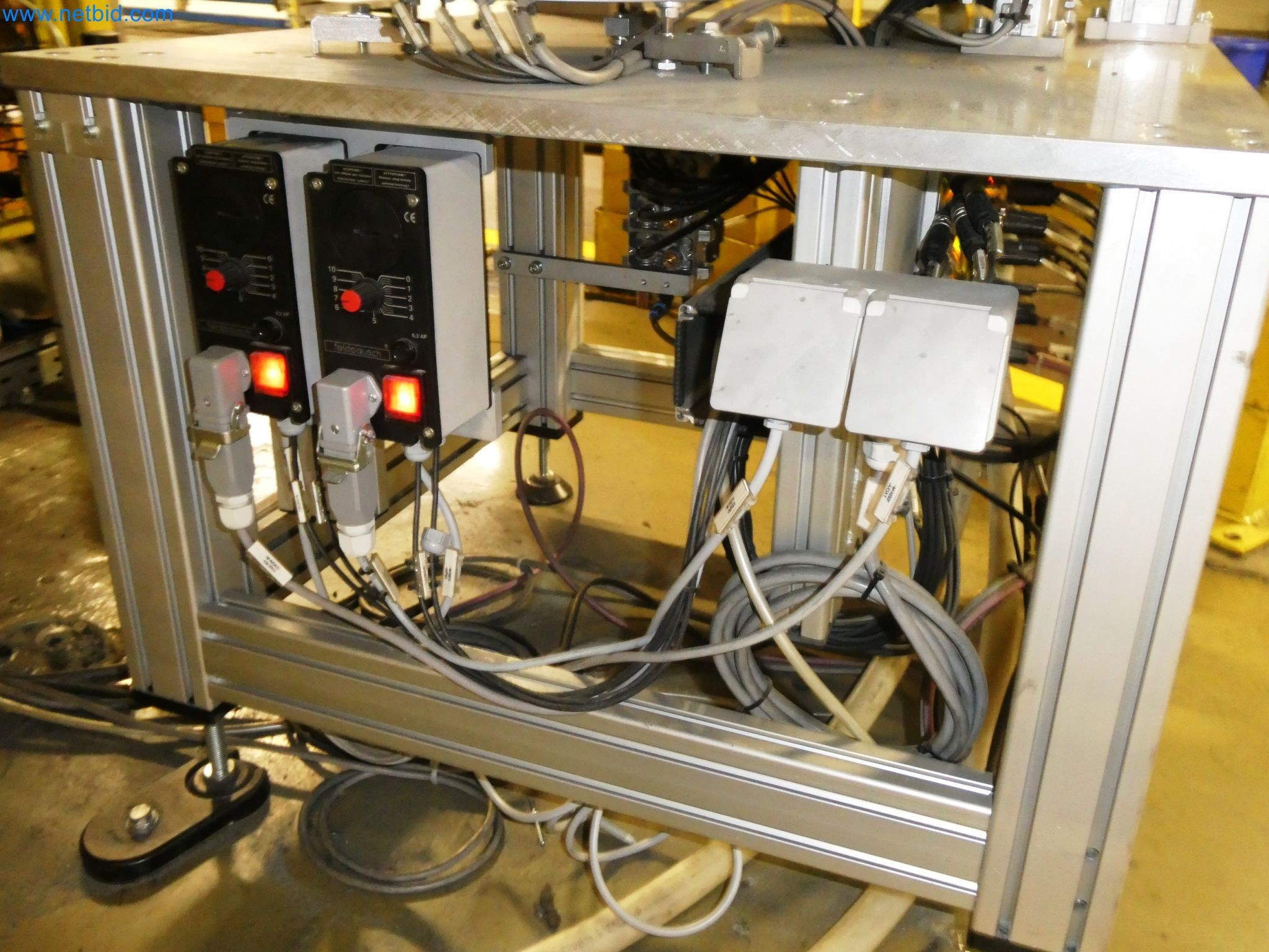 Roboty, svařovací zařízení a montážní příslušenství z automobilového průmyslu-10