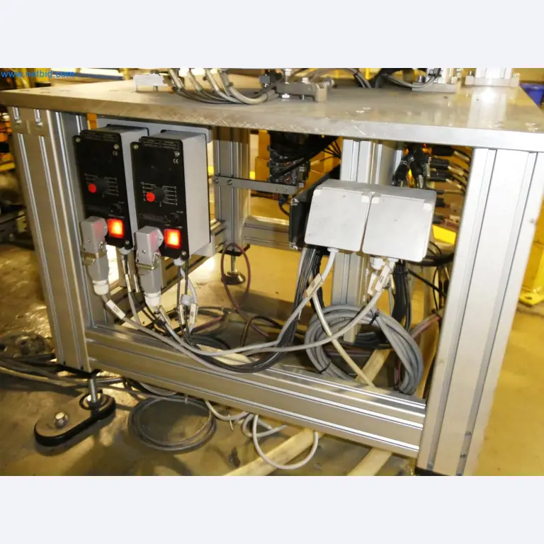 Roboty, svařovací zařízení a montážní příslušenství z automobilového průmyslu-10