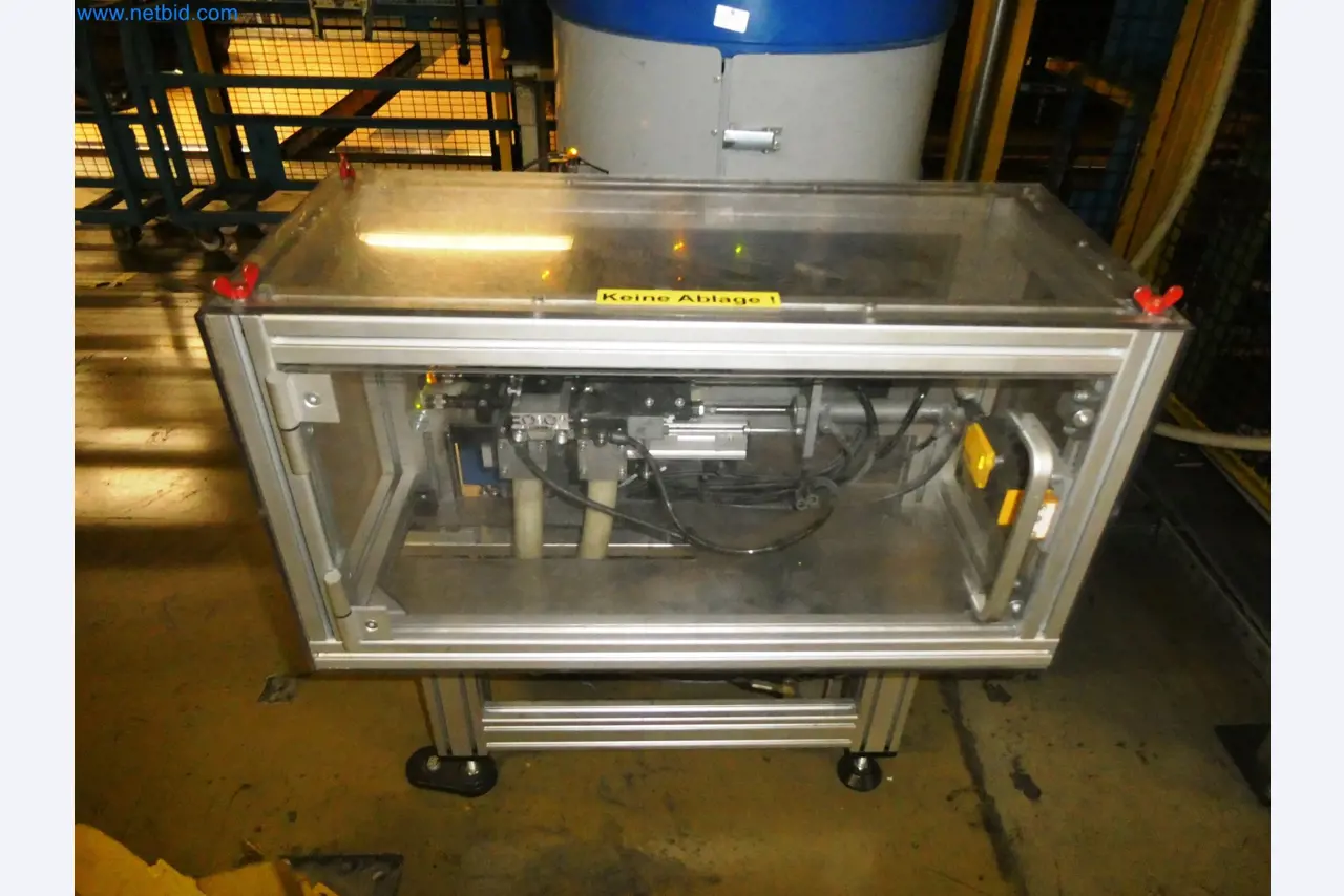 Roboty, svařovací zařízení a montážní příslušenství z automobilového průmyslu-11