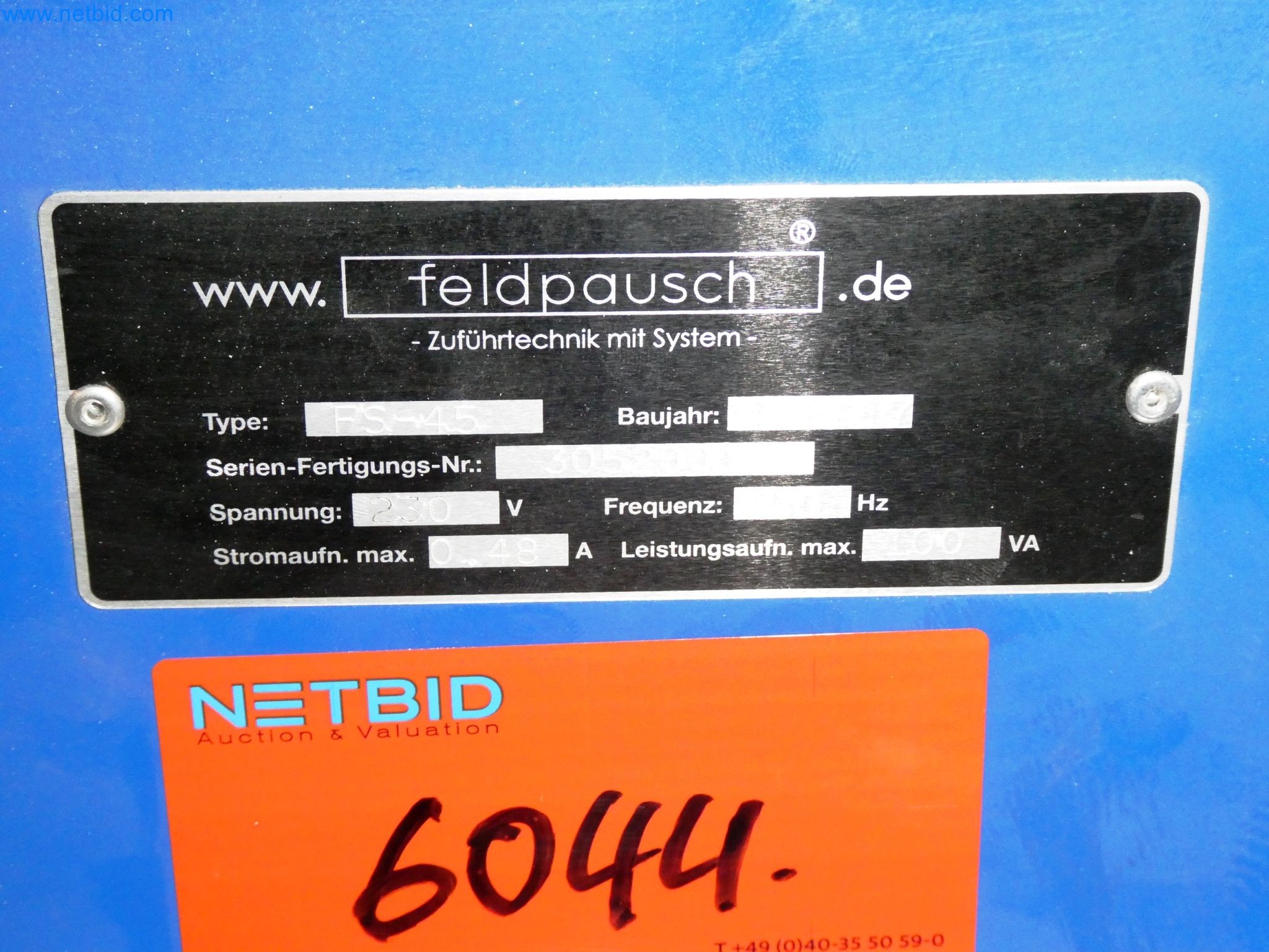 Roboty, svařovací zařízení a montážní příslušenství z automobilového průmyslu-12