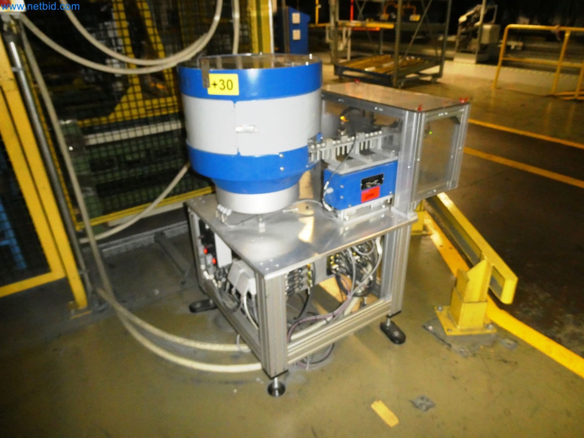 Roboty, svařovací zařízení a montážní příslušenství z automobilového průmyslu-1