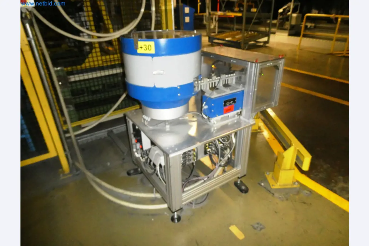 Roboty, svařovací zařízení a montážní příslušenství z automobilového průmyslu-1