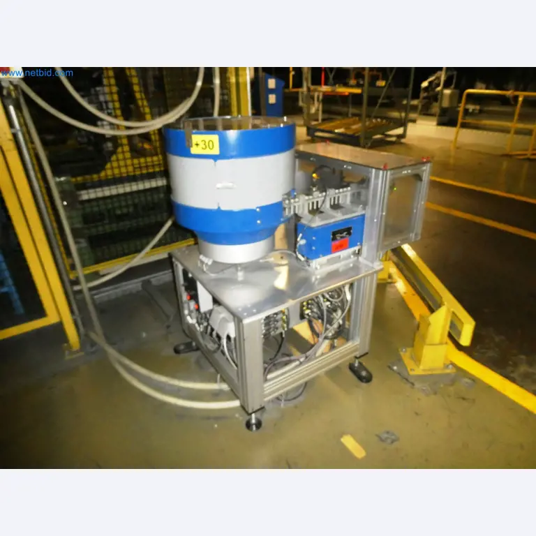 Roboty, svařovací zařízení a montážní příslušenství z automobilového průmyslu-1